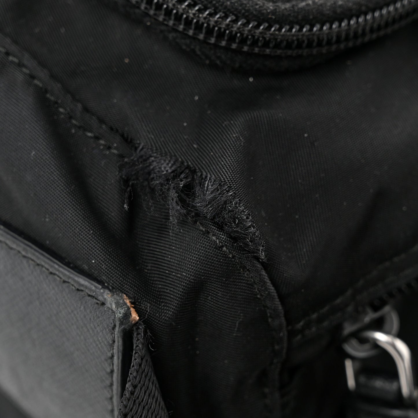 Tessuto Nylon Saffiano Vela Messenger Bag Black