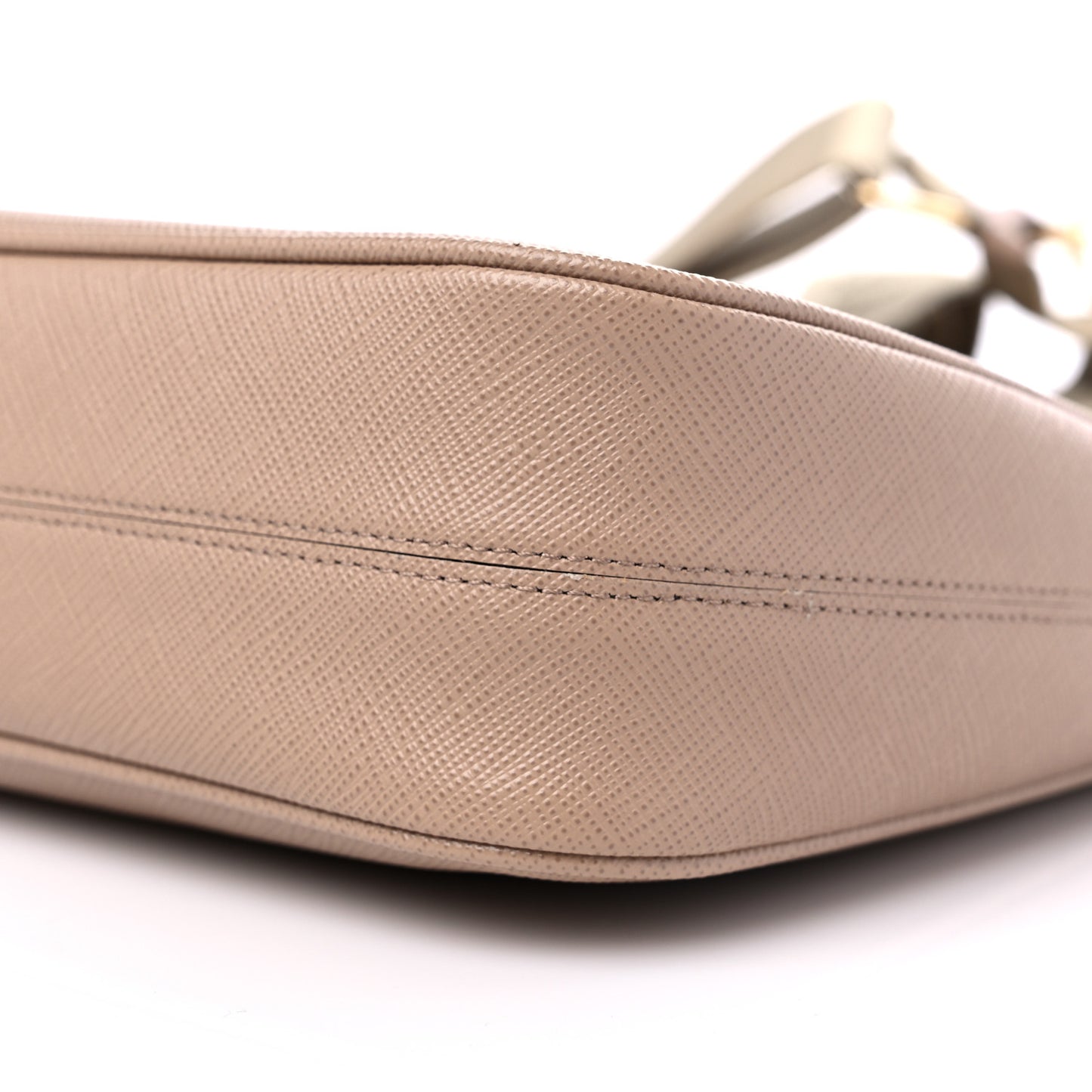 Saffiano Lux Re-Edition 2005 Shoulder Bag Cammeo