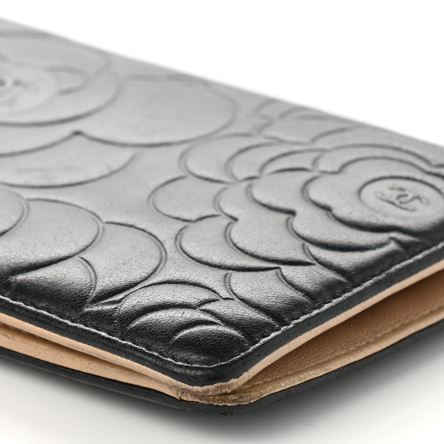 Lambskin Camellia Embossed Yen Wallet Black Beige