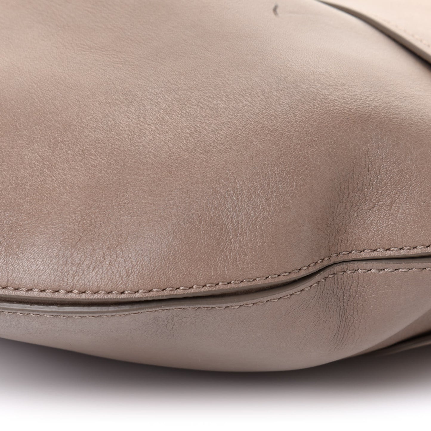 Grain Calfskin Kiss Hobo Motty Grey
