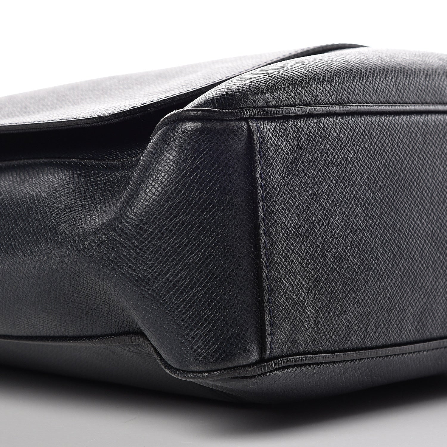 Louis Vuitton Taiga Milo Messenger Boreal 8 of 15