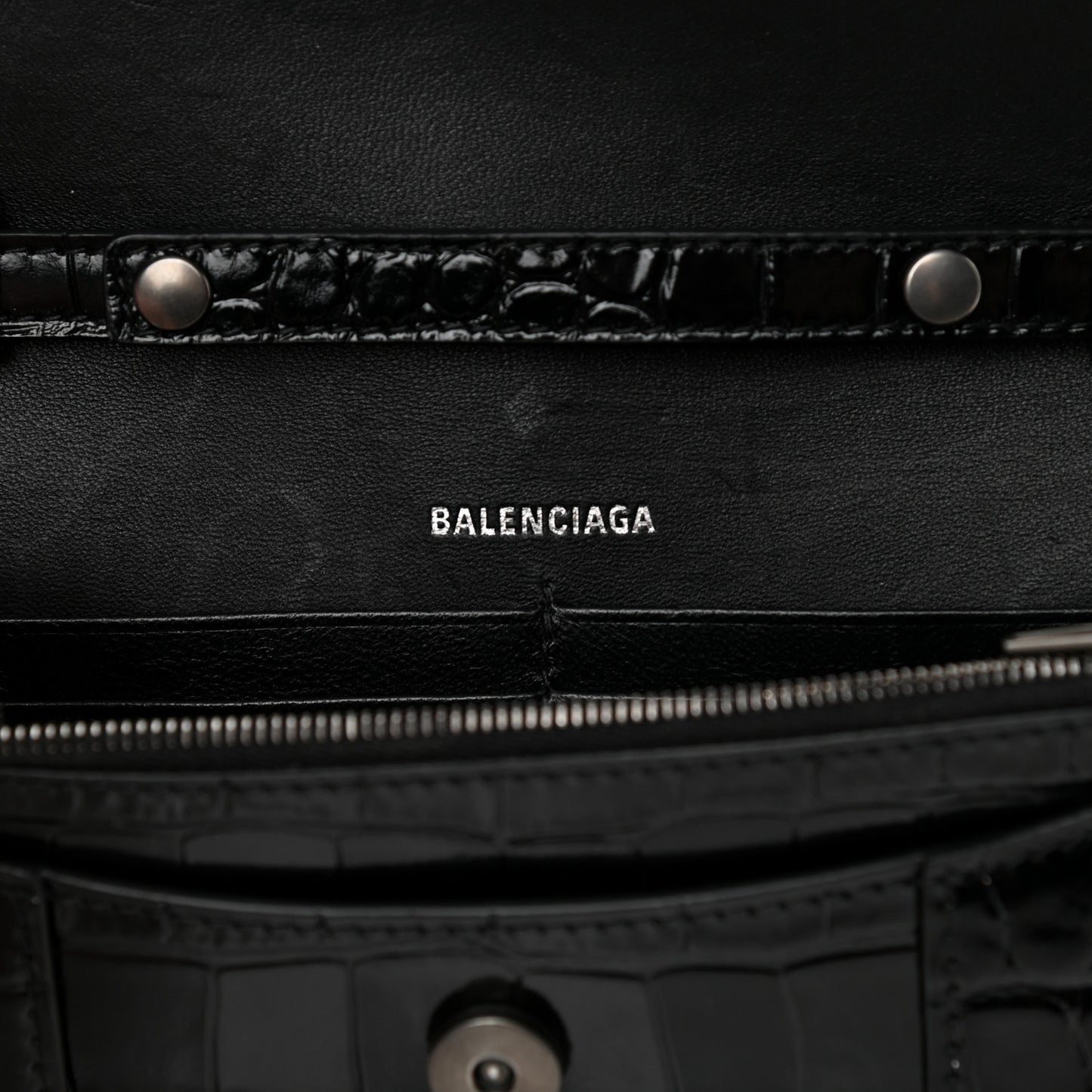 Shiny Calfskin Monochrome Crocodile Embossed Hourglass Chain Bag Black