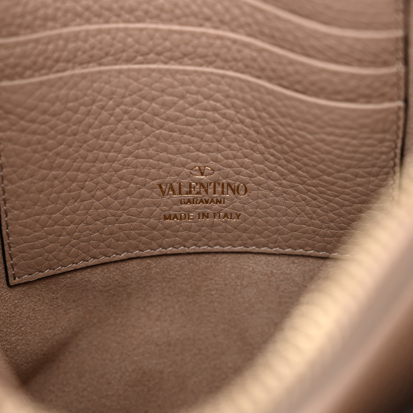 Pebbled Calfskin Medium Rockstud Flat Pouch Poudre