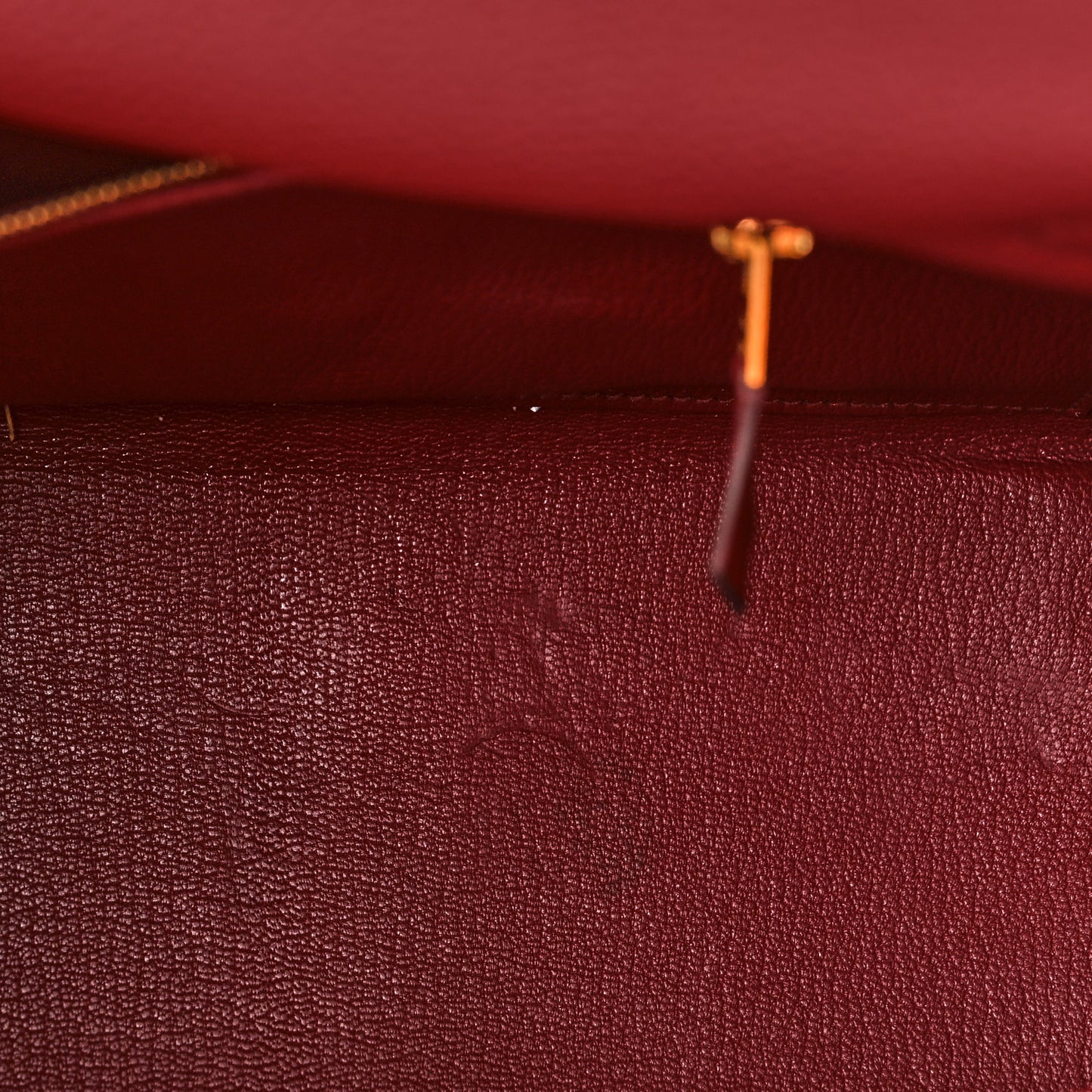 Togo Kelly Retourne 28 Rubis