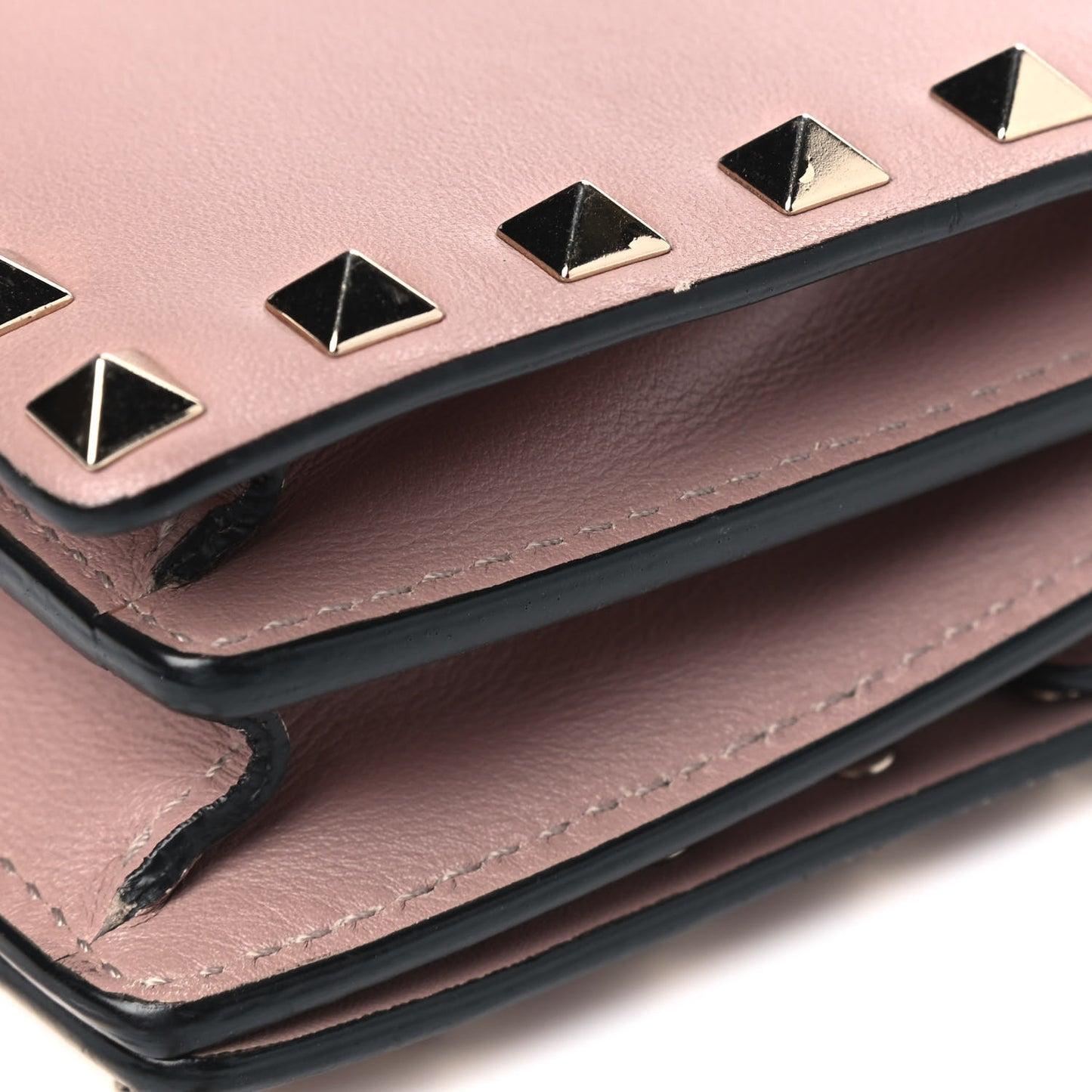 Vitello Rockstud Wallet on Chain Poudre