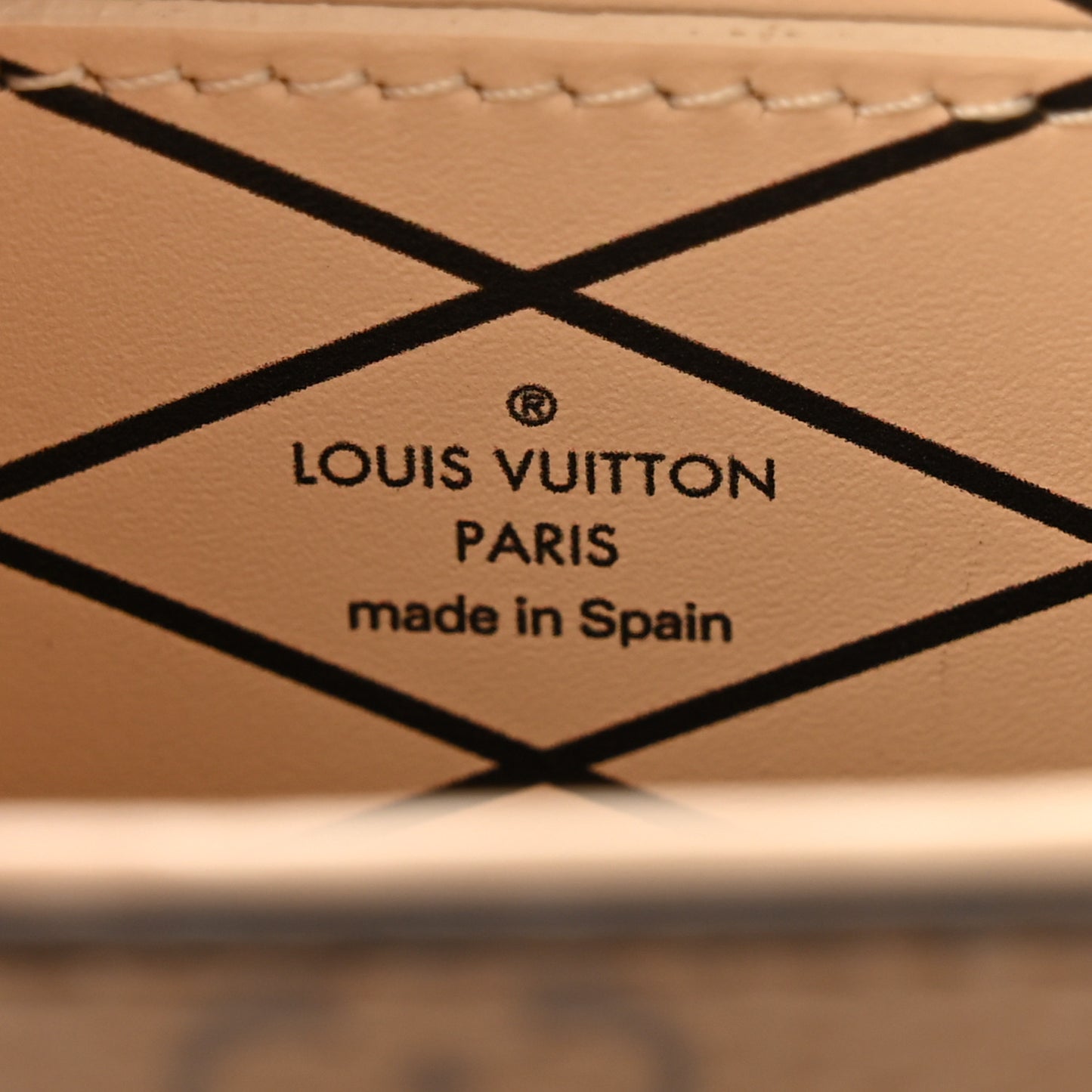 Reverse Monogram Pochette Trunk Verticale