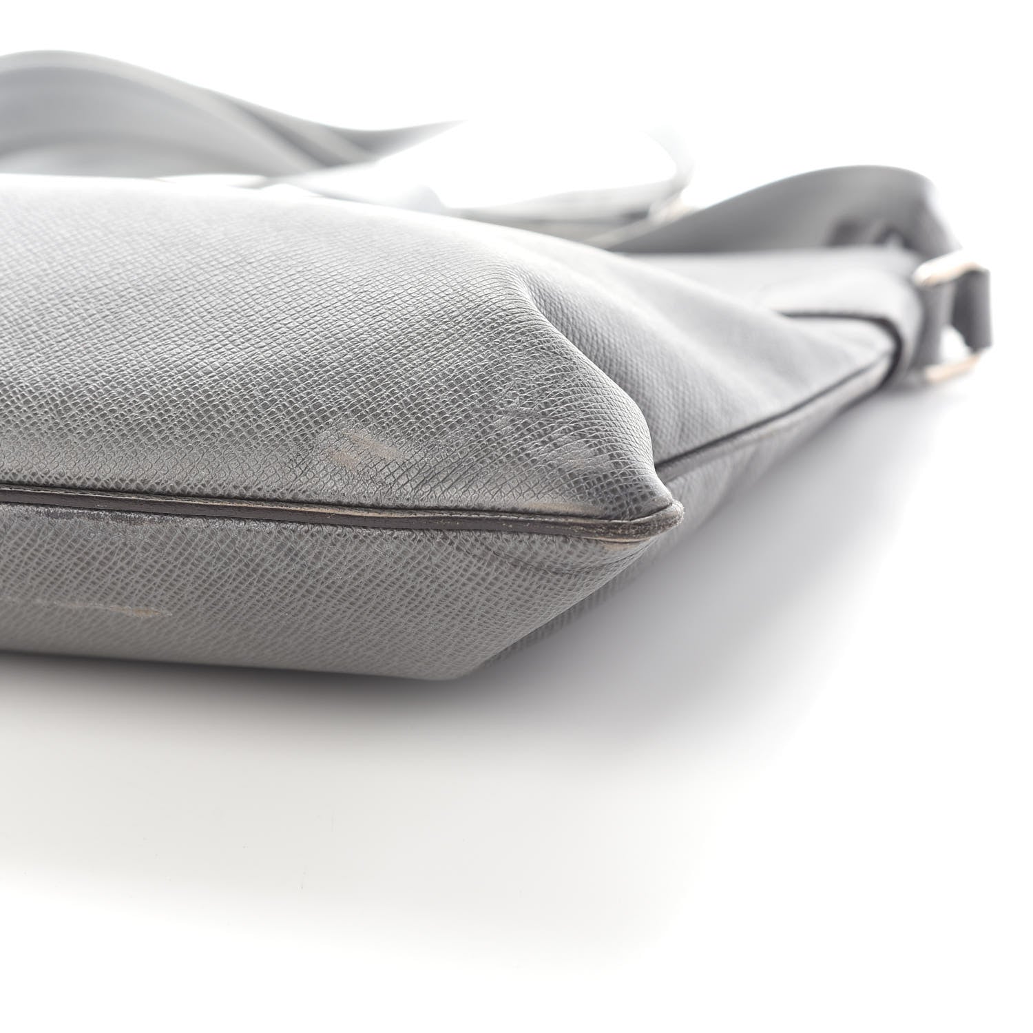 Louis Vuitton Taiga Sasha Messenger Glacier 8 of 8