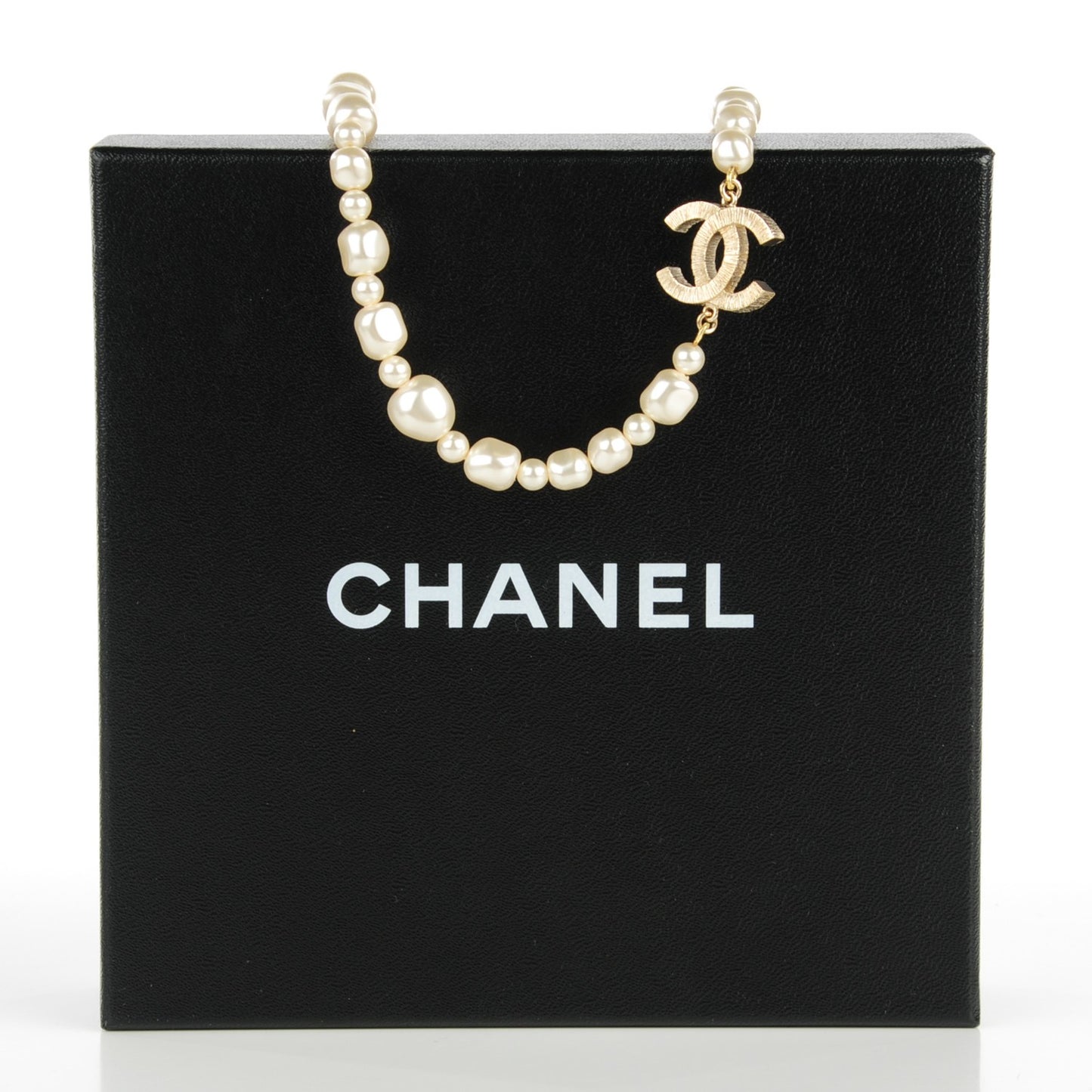 Graduated Pearl CC Short Necklace Gold