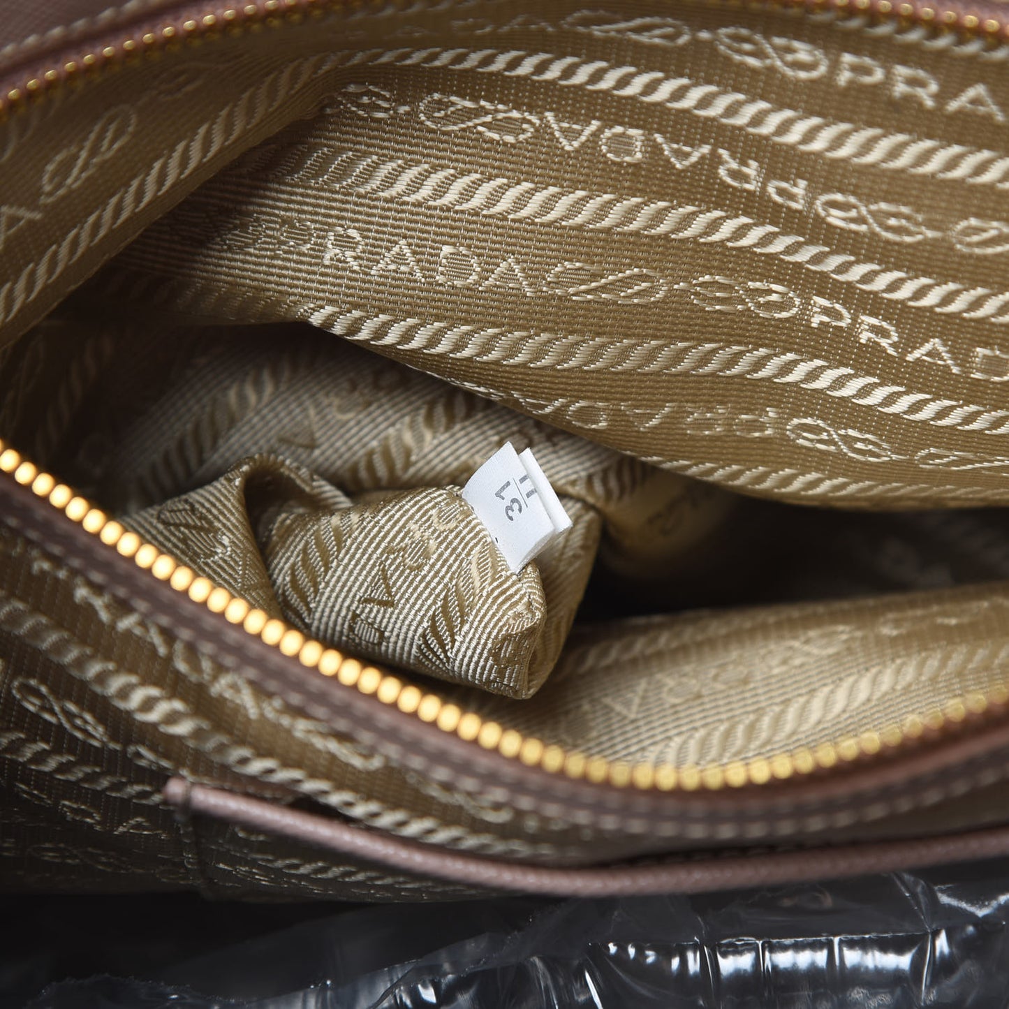 Saffiano Medium Galleria Double Zip Tote Cammeo
