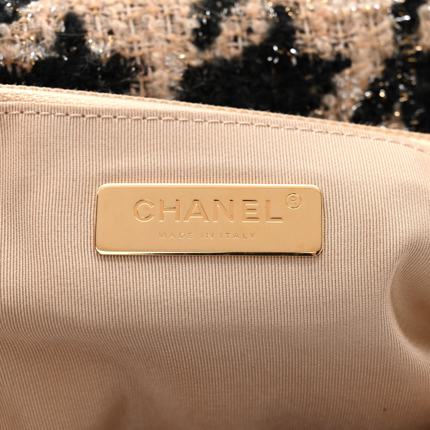 Tweed Maxi Chanel 19 Flap Beige Black
