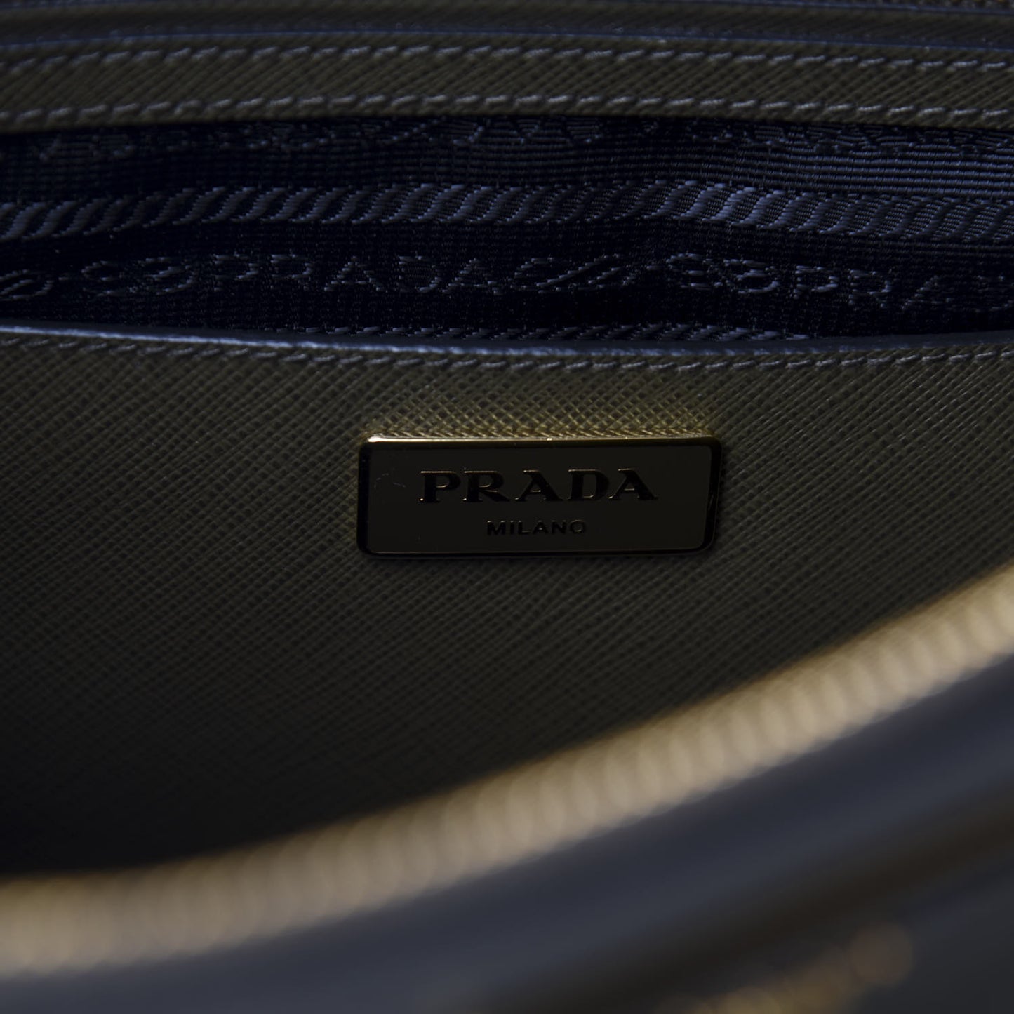 Saffiano Lux Bi-Color Medium Galleria Double Zip Tote Militare Black