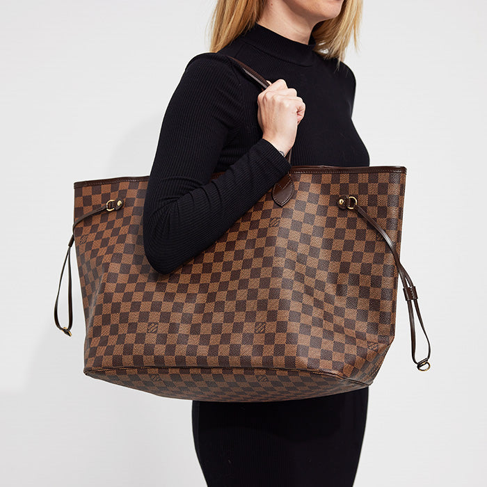 lifestyle image of model wearing louis vuitton neverfull gm tote FASHIONPHILE