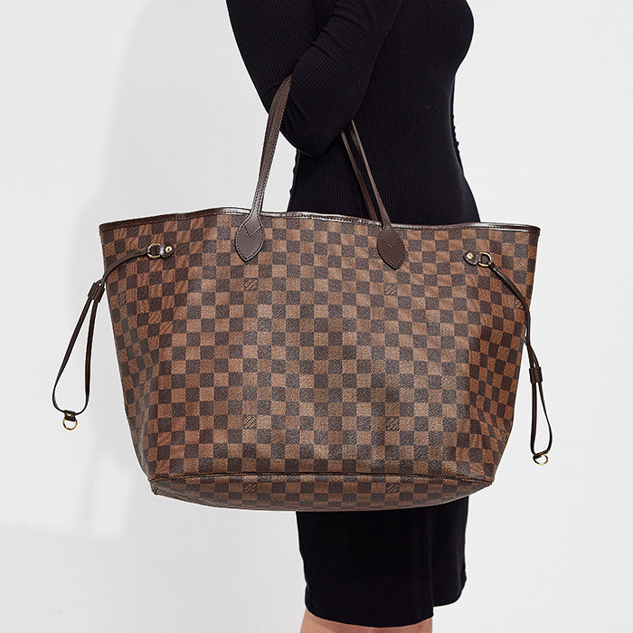 lifestyle image of model wearing louis vuitton neverfull gm tote FASHIONPHILE