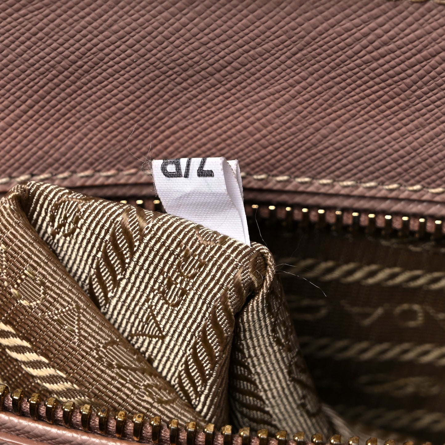 Saffiano Medium Galleria Double Zip Tote Cammeo