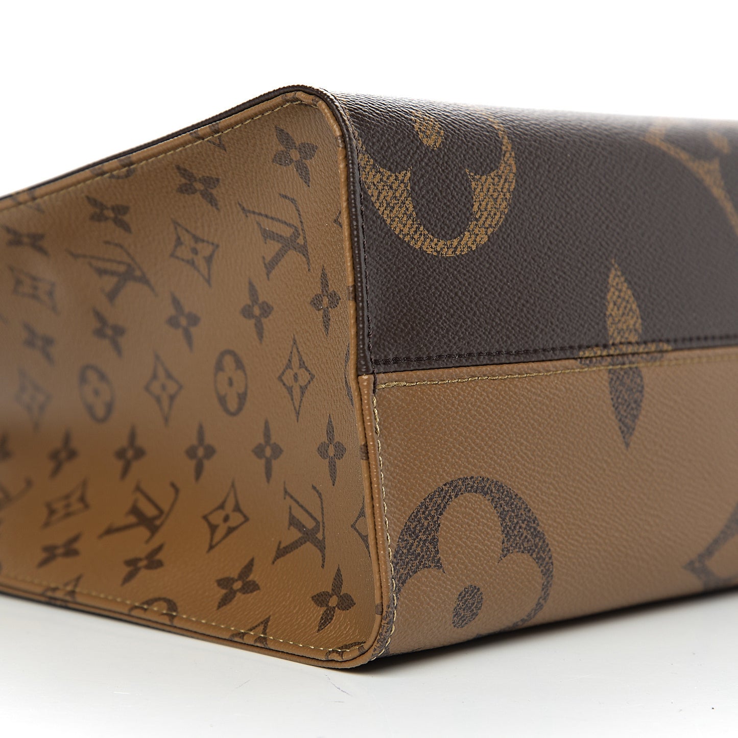Reverse Monogram Giant Onthego MM