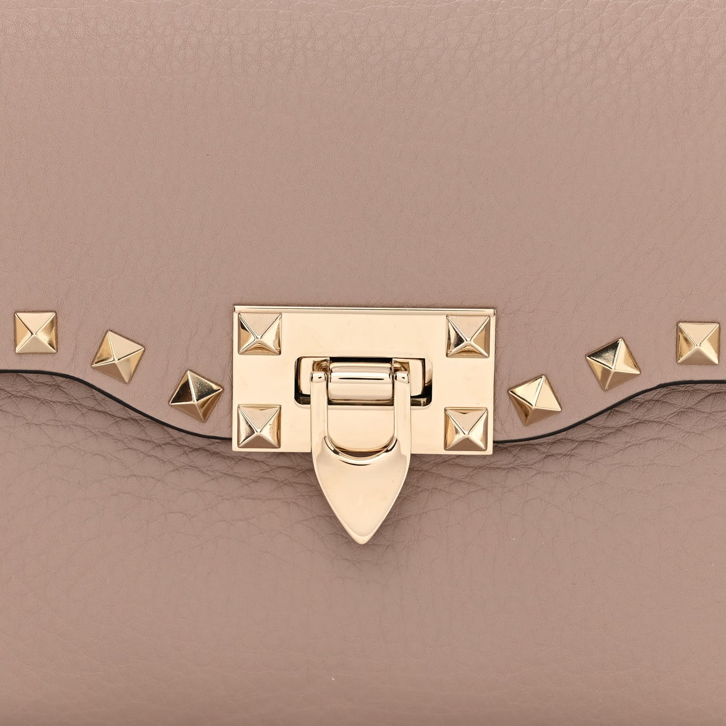 Pebbled Calfskin Medium Rockstud Flip Lock Crossbody Bag Poudre