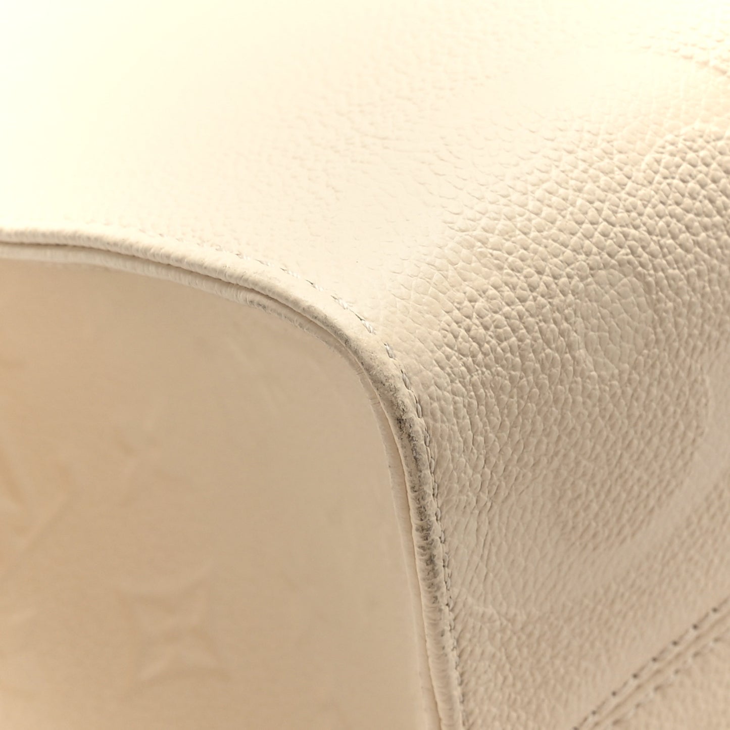 Empreinte Monogram Giant Onthego MM Creme