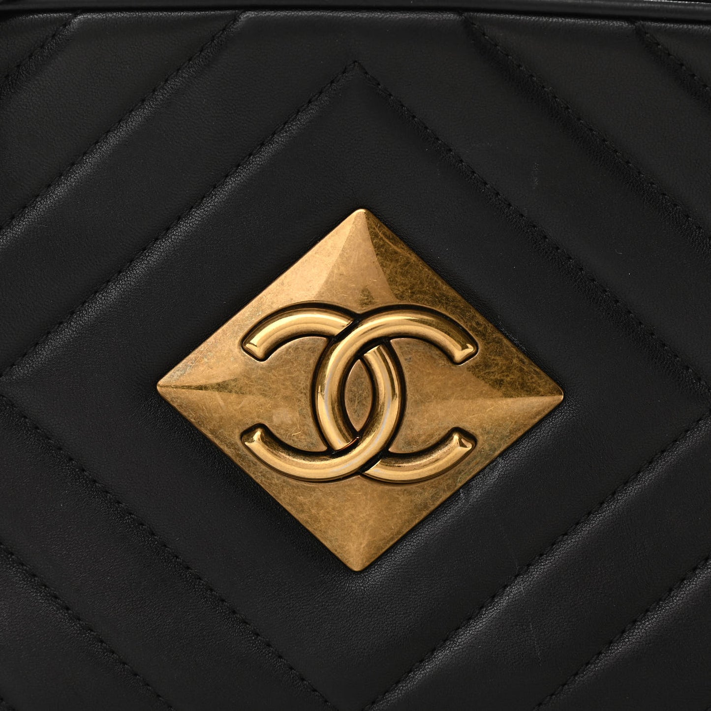 Lambskin Chevron Quilted Pyramid CC Camera Case Black