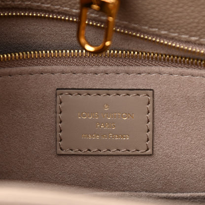 Louis Vuitton Empreinte Monogram Giant Onthego MM Tourterelle 6 of 9