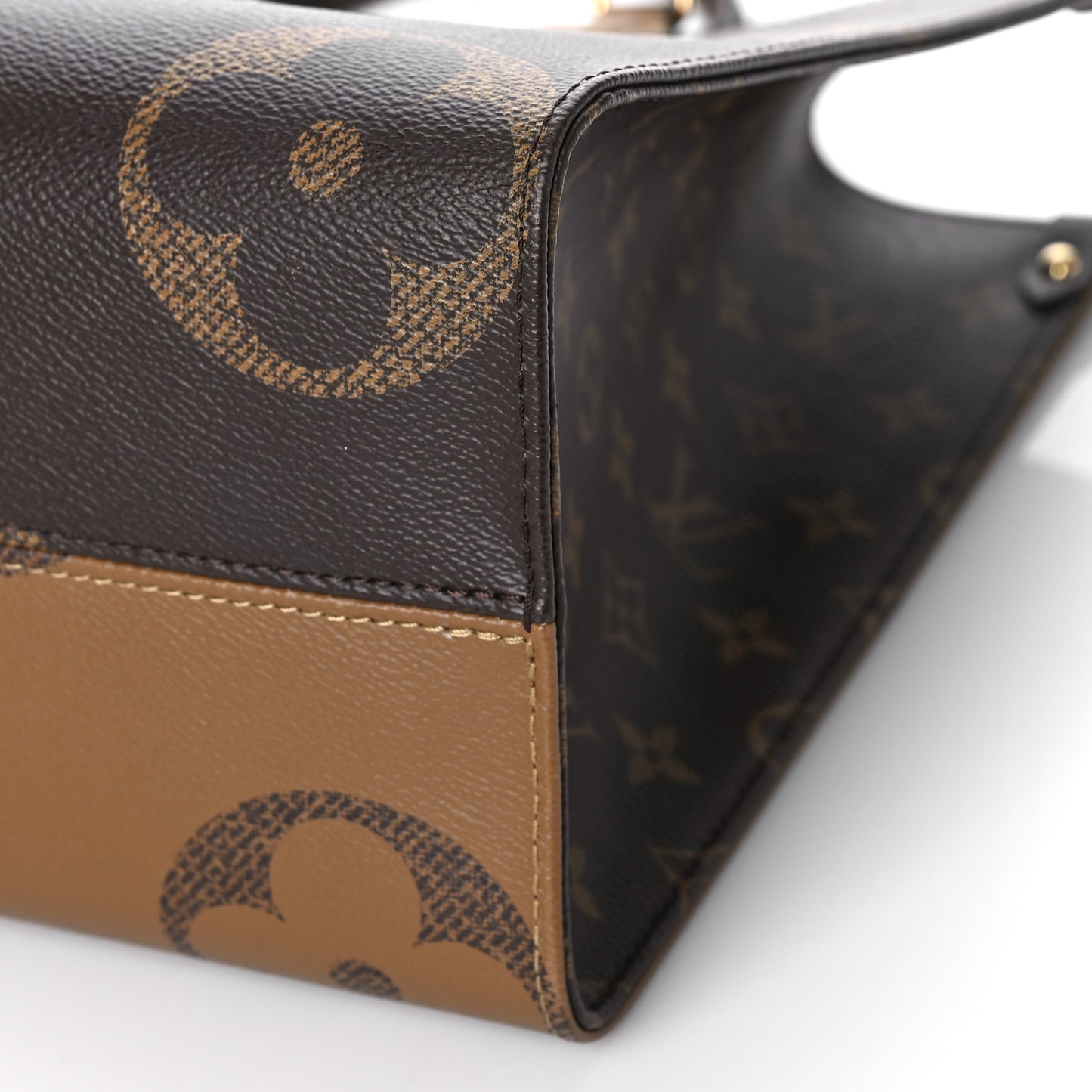 Reverse Monogram Giant Onthego MM