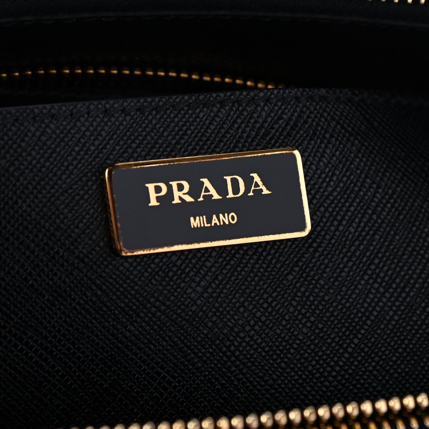 Saffiano Medium Galleria Double Zip Tote Black