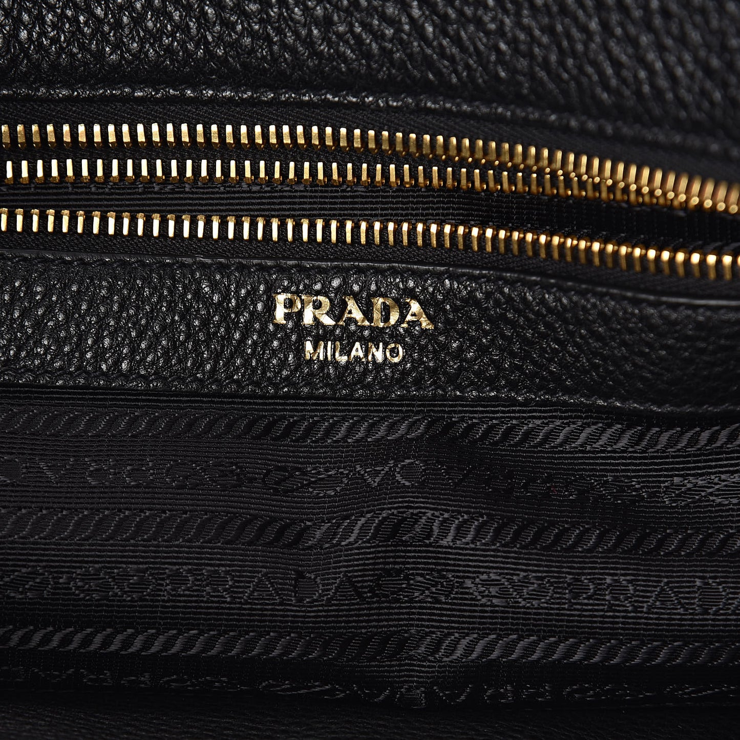 Vitello Daino Side Zip Tote Black