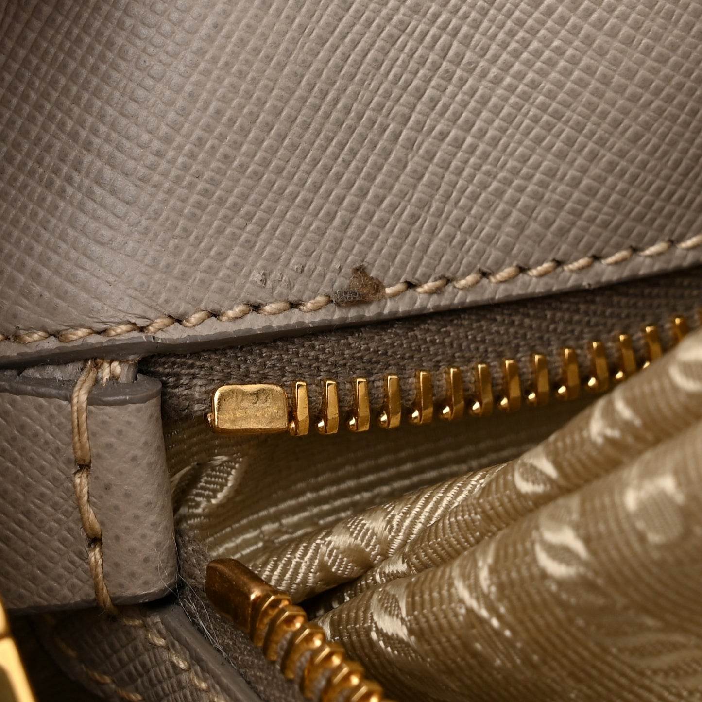 Saffiano Medium Galleria Double Zip Tote Pomice