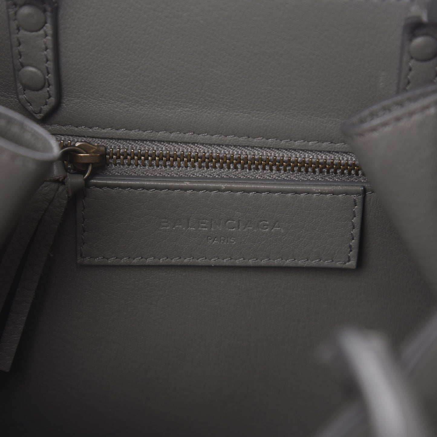 Calfskin Blackout Hardware Perforated Papier A6 Tote Gris Acier