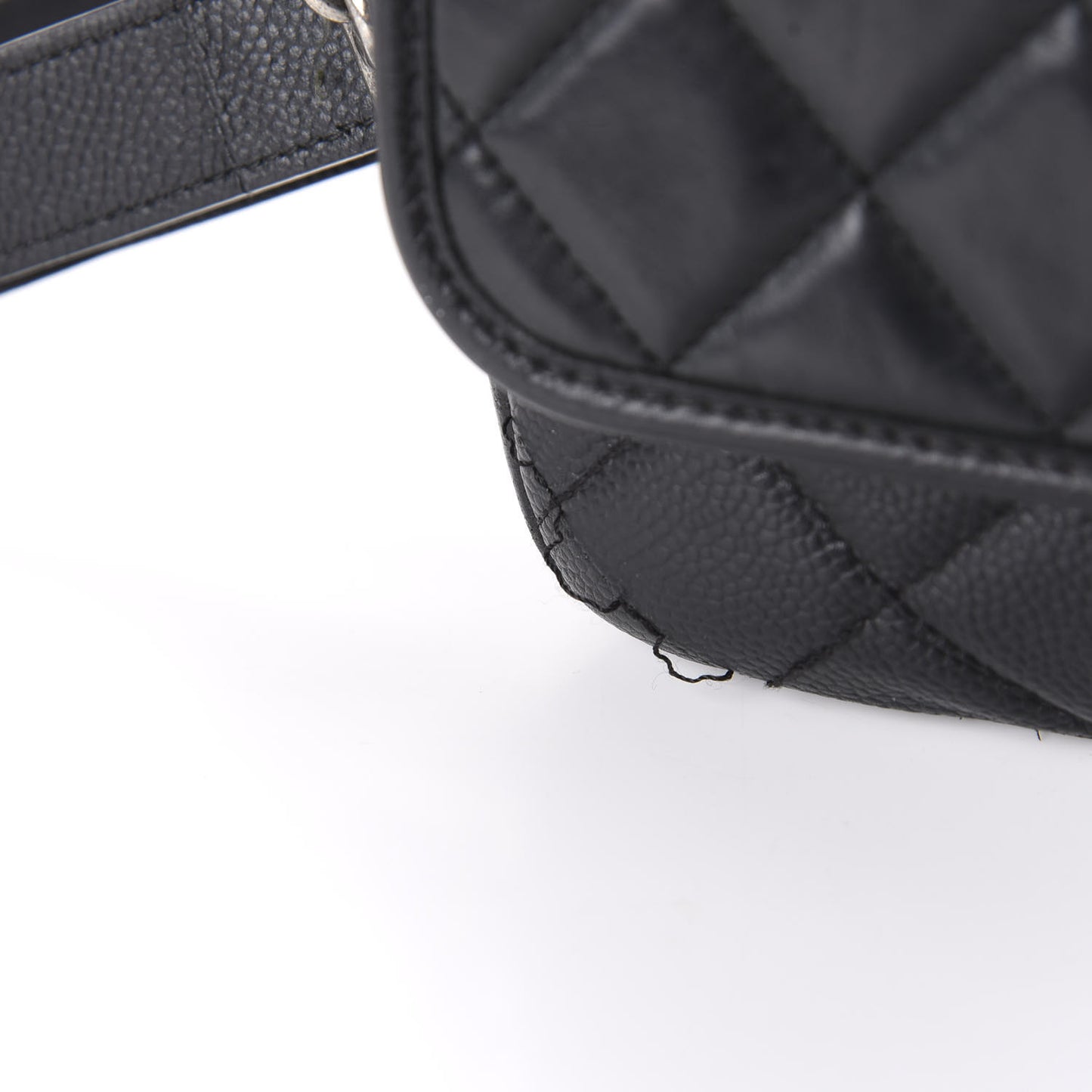 Caviar Iridescent Calfskin Quilted Medium Daily Carry Messenger Black