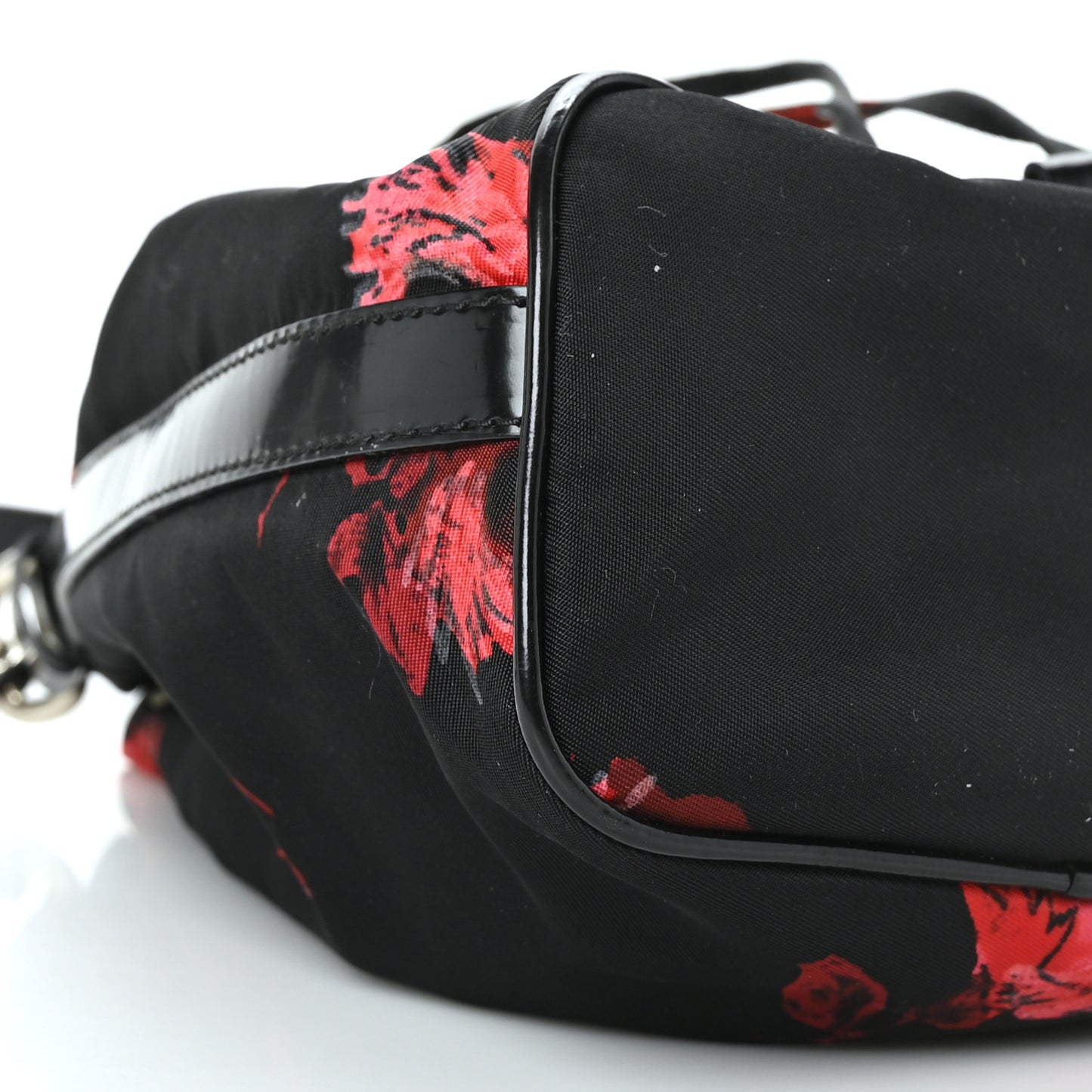 Tessuto Nylon Spazzolato Rose Print Bucket Bag Black Rosso