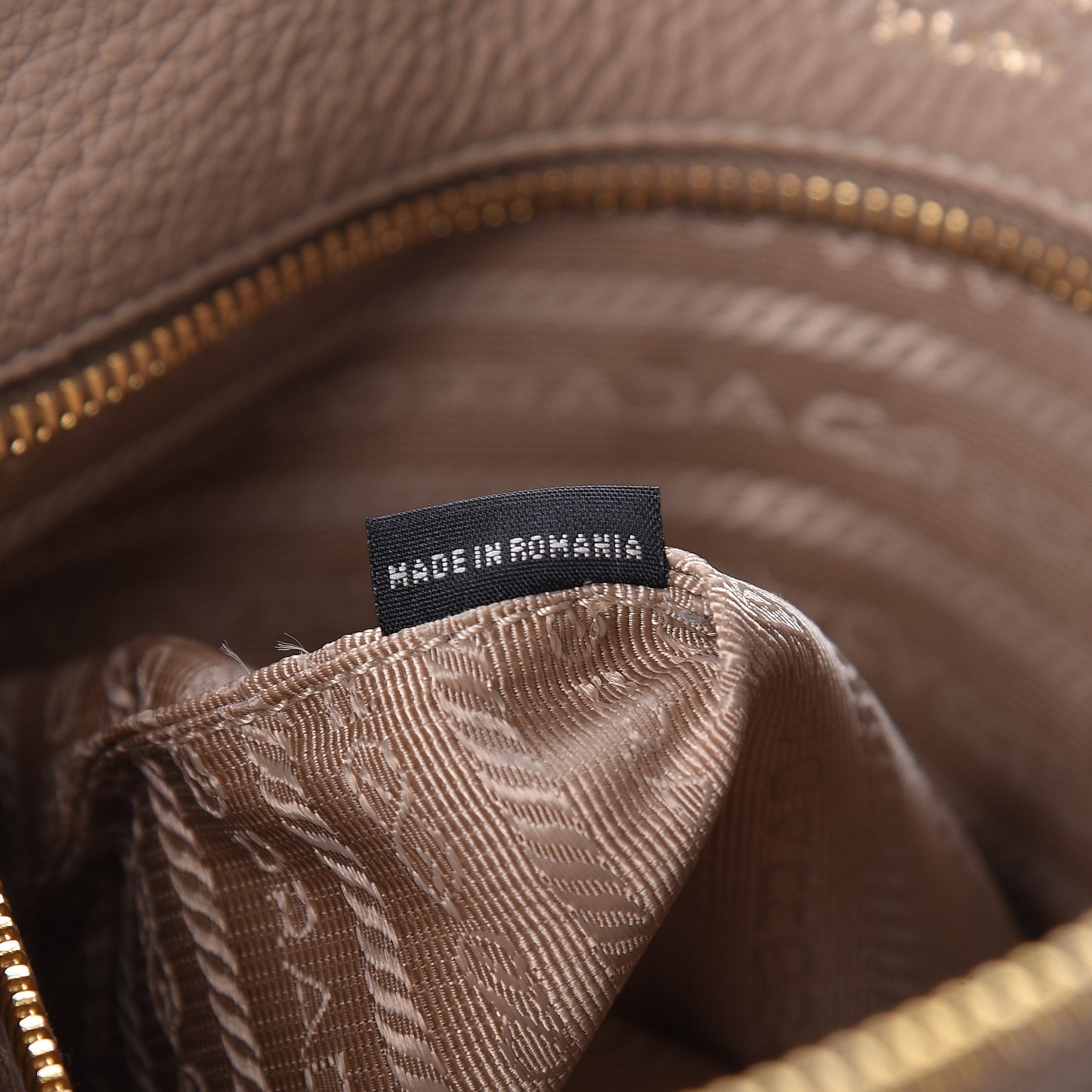 Vitello Daino Zippered Shoulder Bag Cammeo