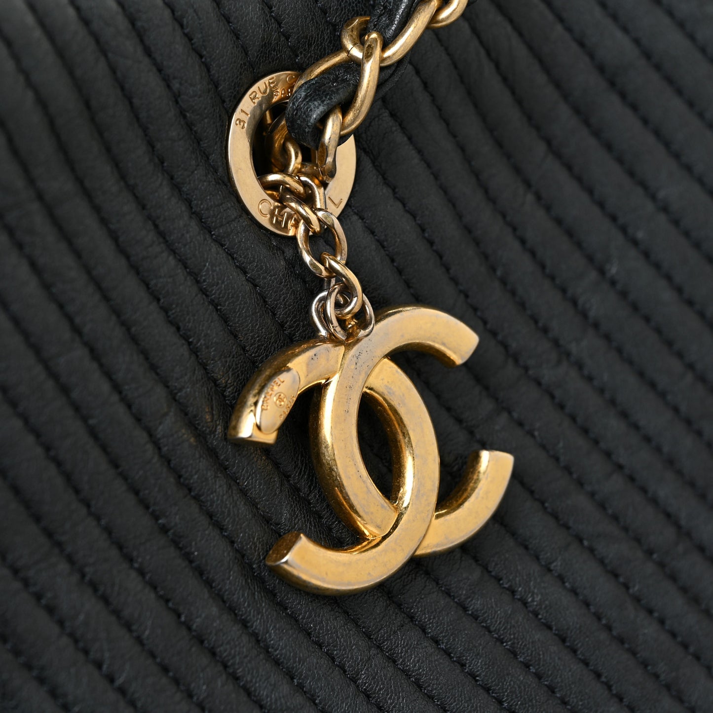 Wrinkled Lambskin Chevron Quilted Large Surpique Tote Black