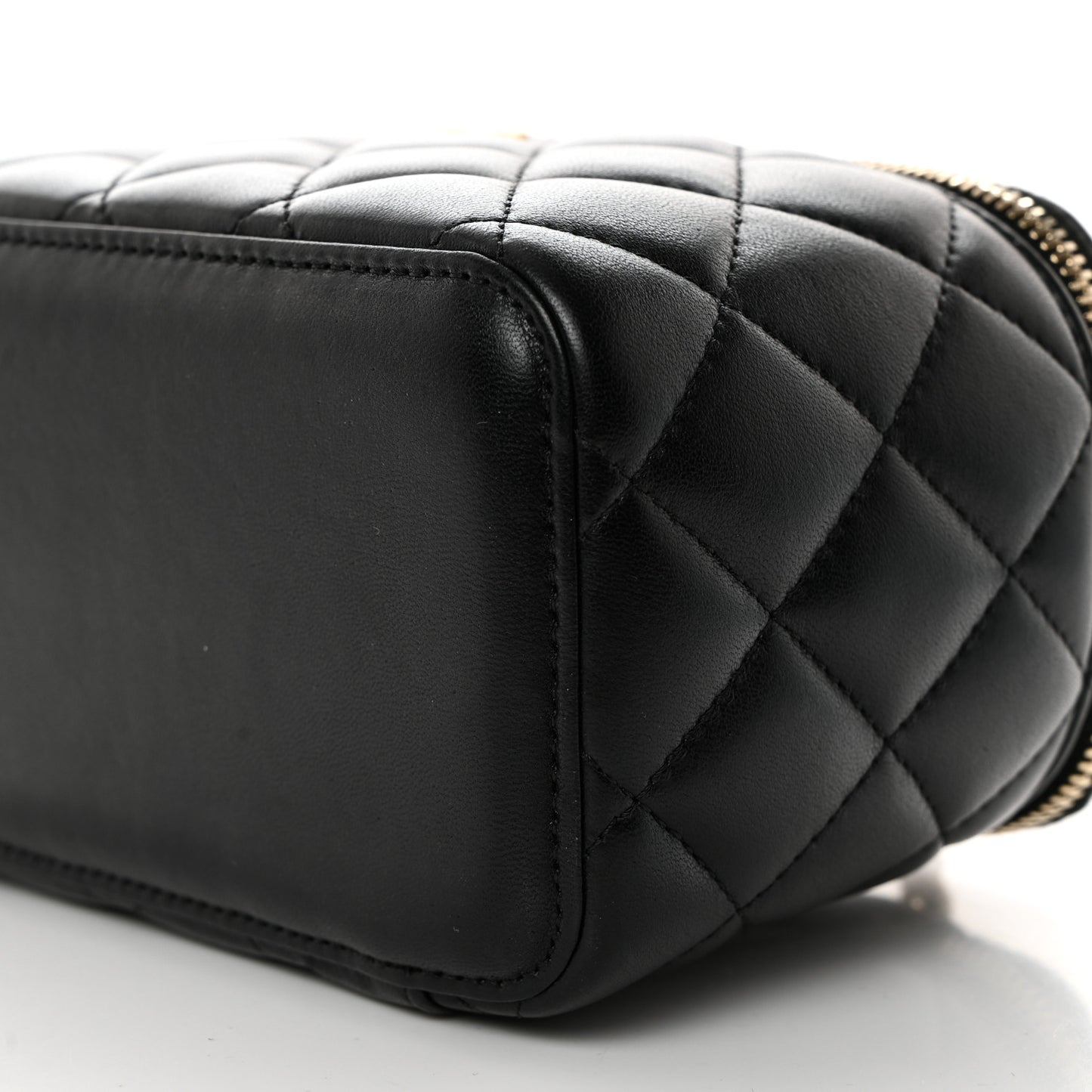 Lambskin Quilted Pearl Crush Small Vanity Case With Chain Black