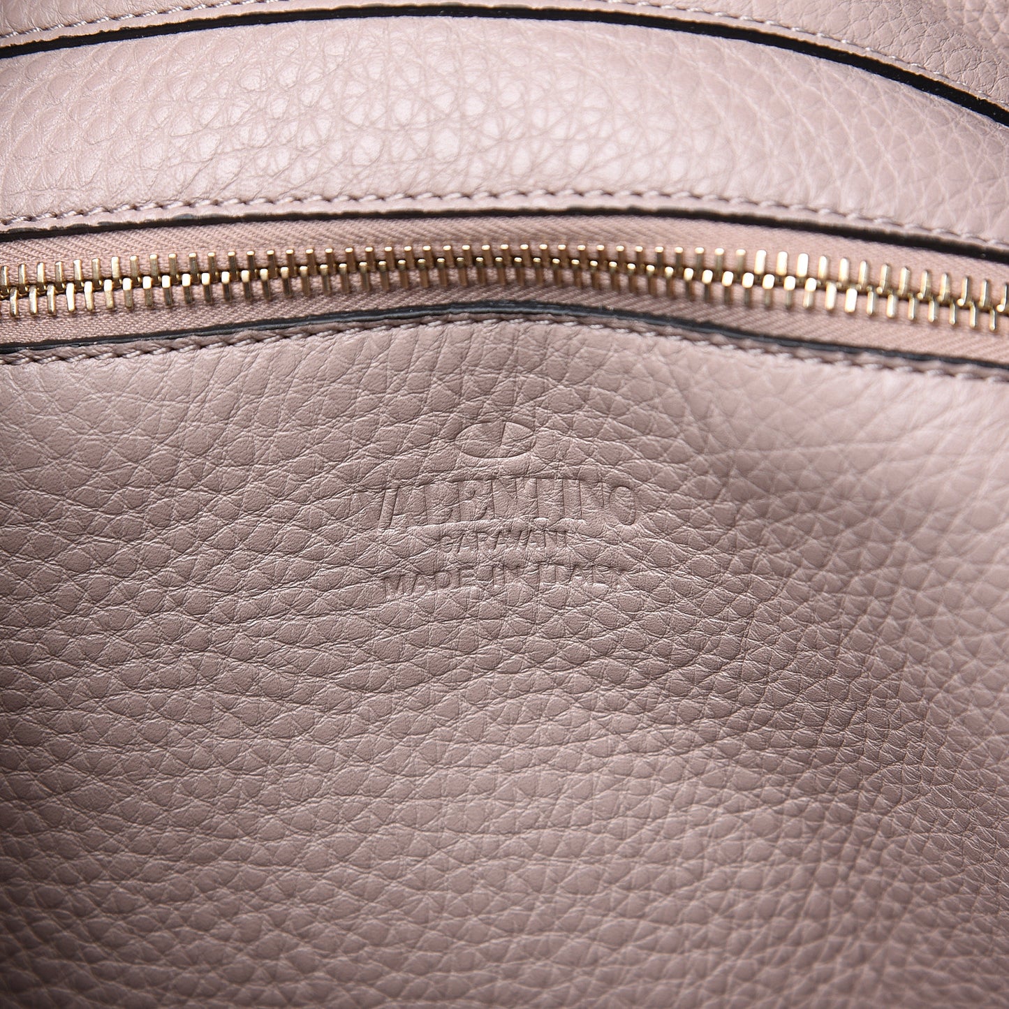 Pebbled Calfskin Small Rockstud Flip-Lock Messenger Bag Poudre