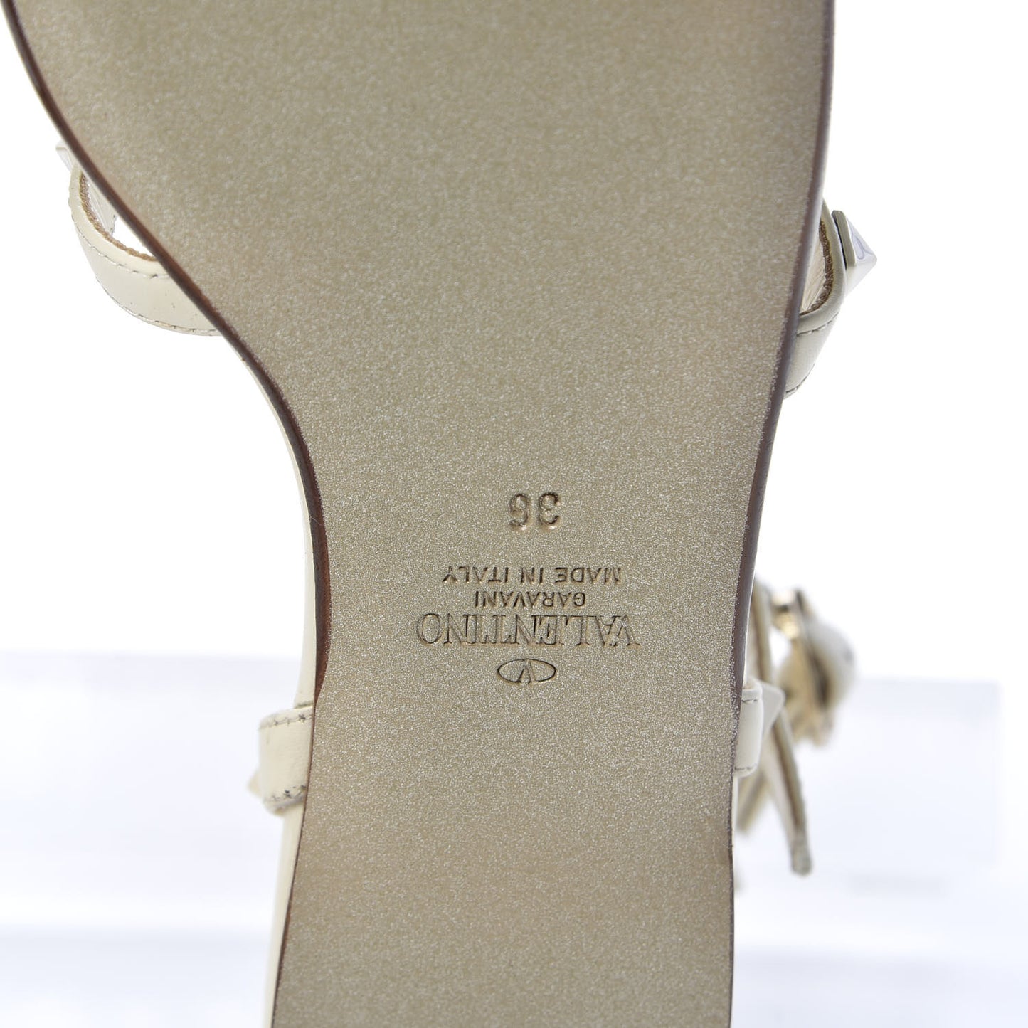 Calfskin Lacquered Monochrome Rockstud Gladiator Flat Sandals 36 Ivory