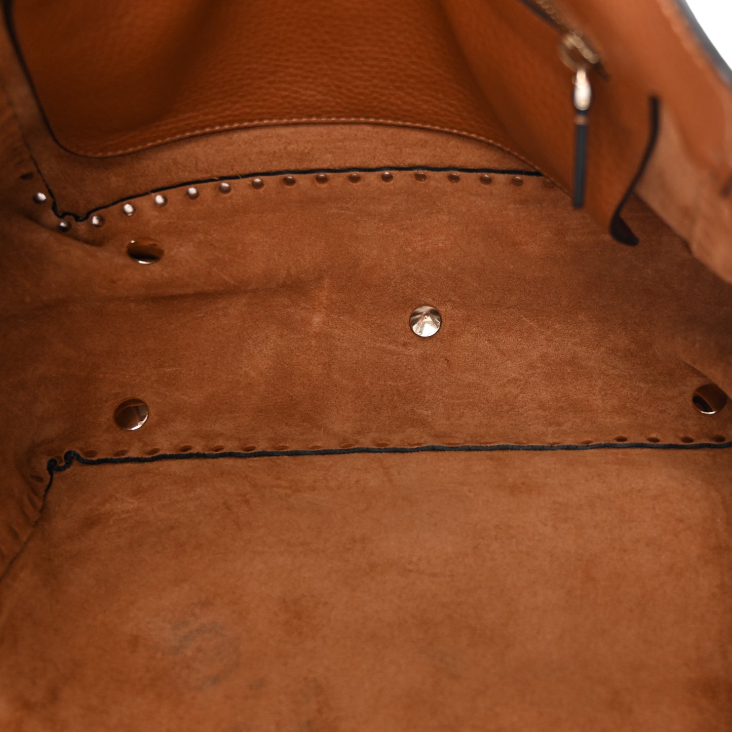 Pebbled Calfskin Medium Rockstud Tote Light Cuir