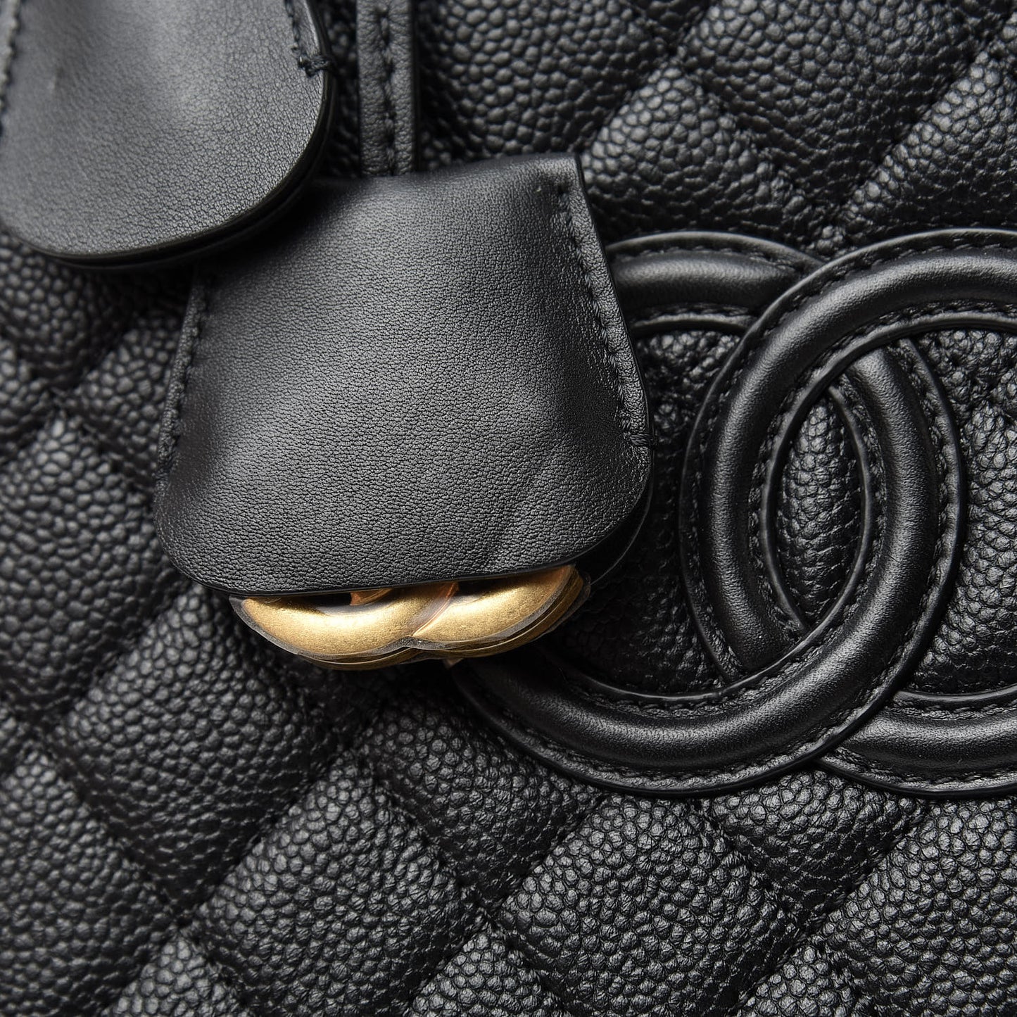 Caviar Quilted Medium CC Filigree Vanity Case Black