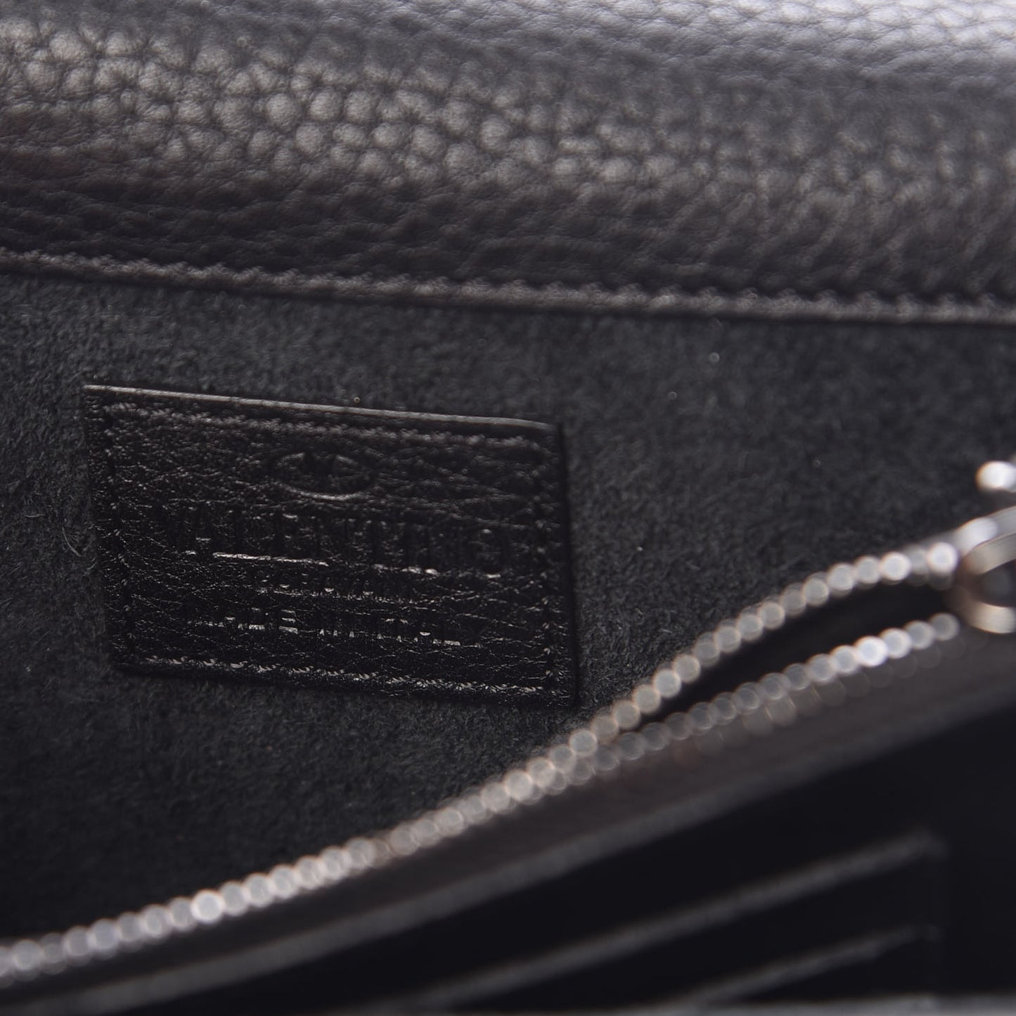 Grained Calfskin Onyx Rockstud Rolling Wallet on Chain Black