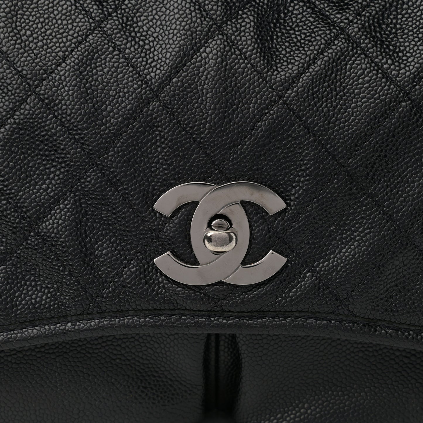Grained Calfskin Large Natural Beauty Flap Black