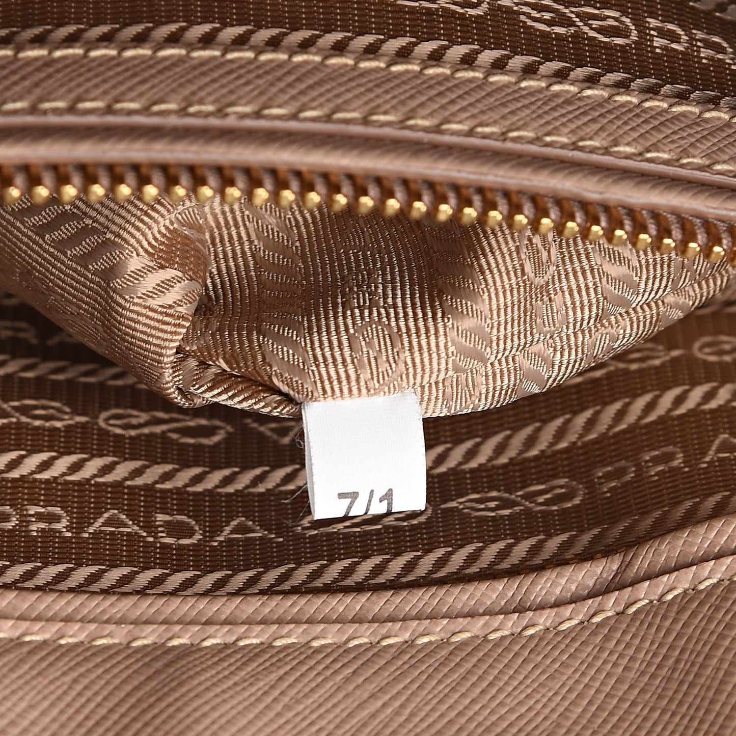 Saffiano Medium Galleria Double Zip Tote Cammeo