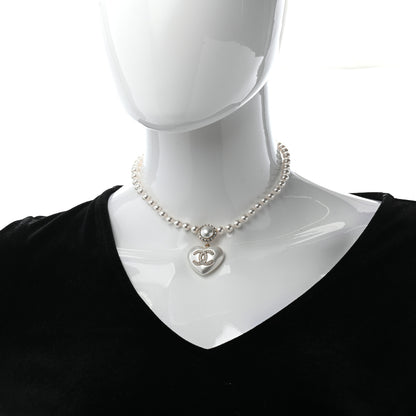 Chanel Pearl Crystal CC Heart Short Necklace Pearly White Gold 2 of 4