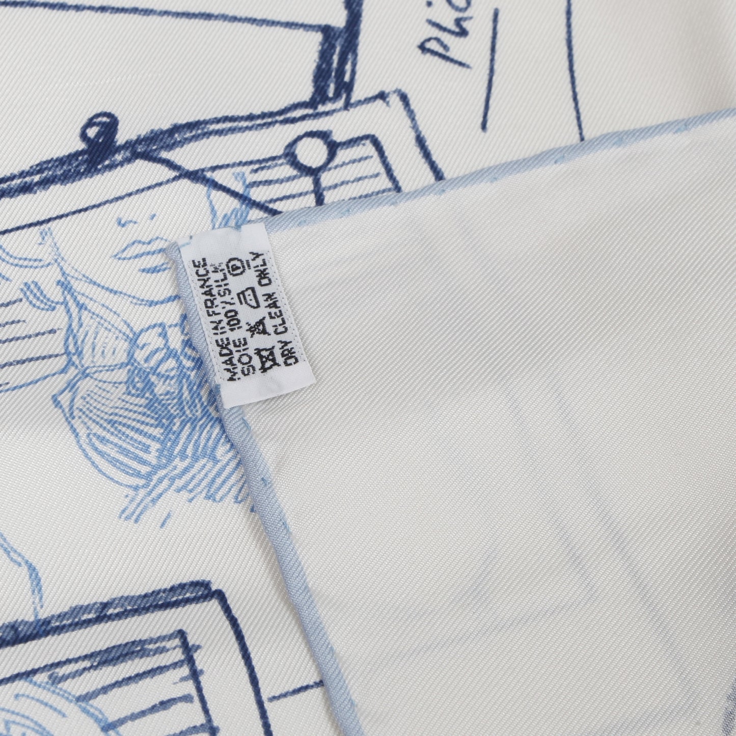 Silk Instructions Sur L'Art de Nouer et Porter Votre Carre Scarf 70
