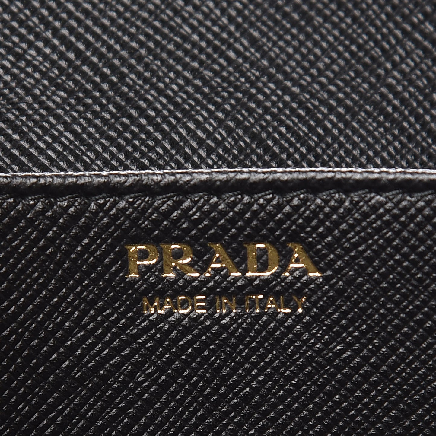 Saffiano Metal Oro Chain Wallet Black