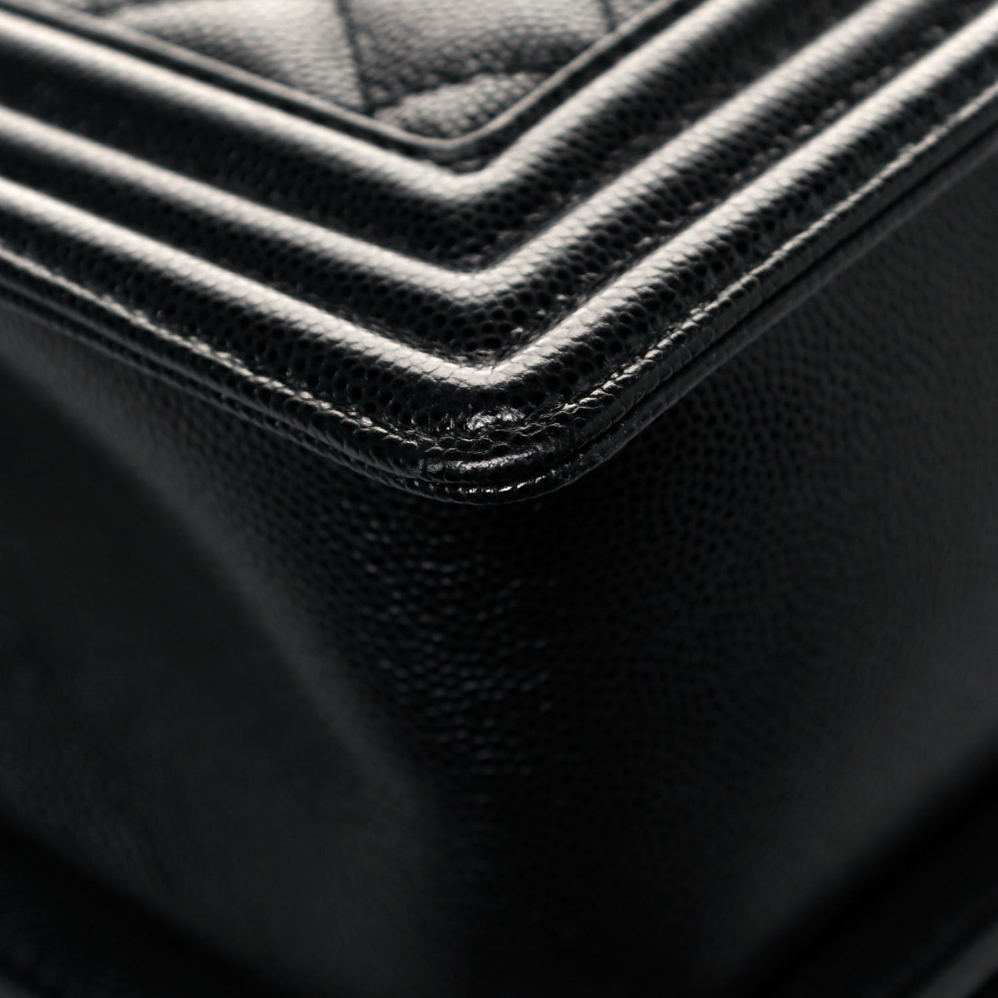 Caviar Quilted Medium Boy Flap Black