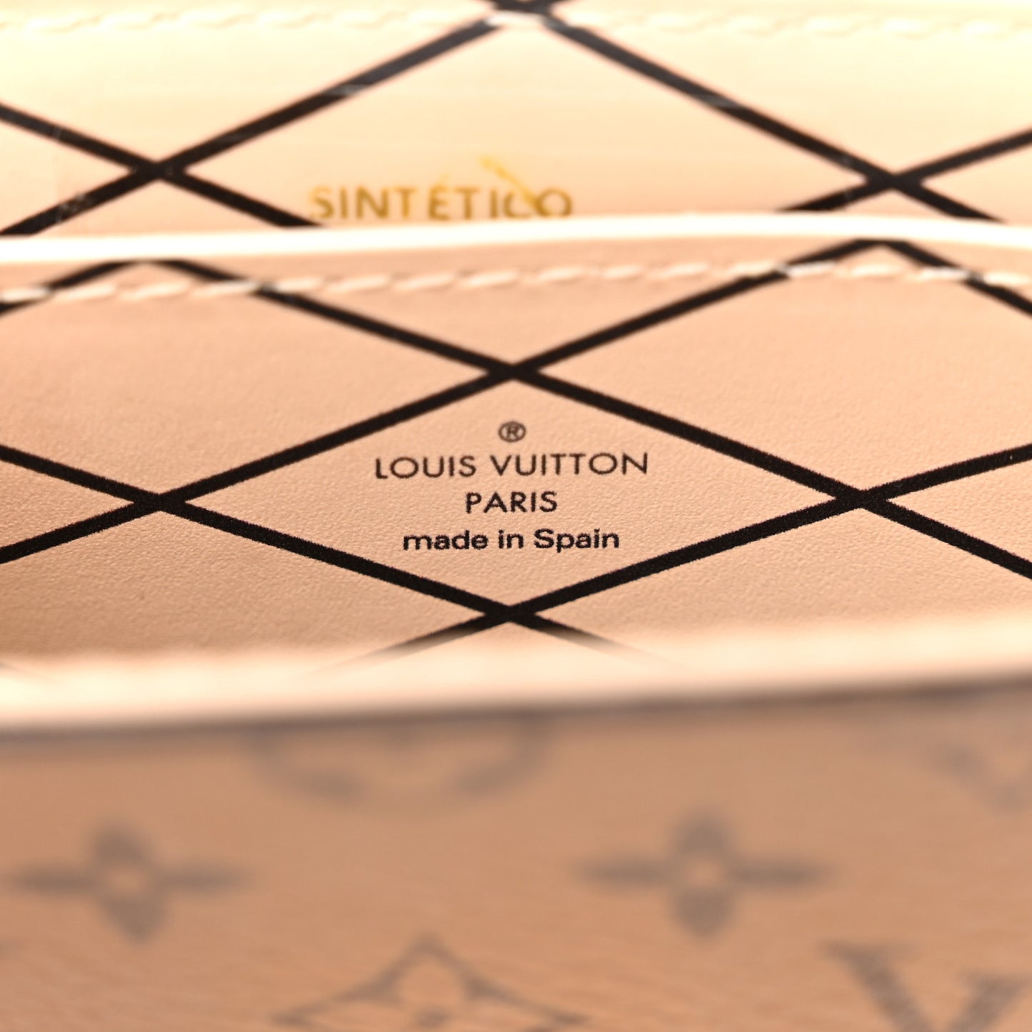Reverse Monogram Pochette Trunk Verticale