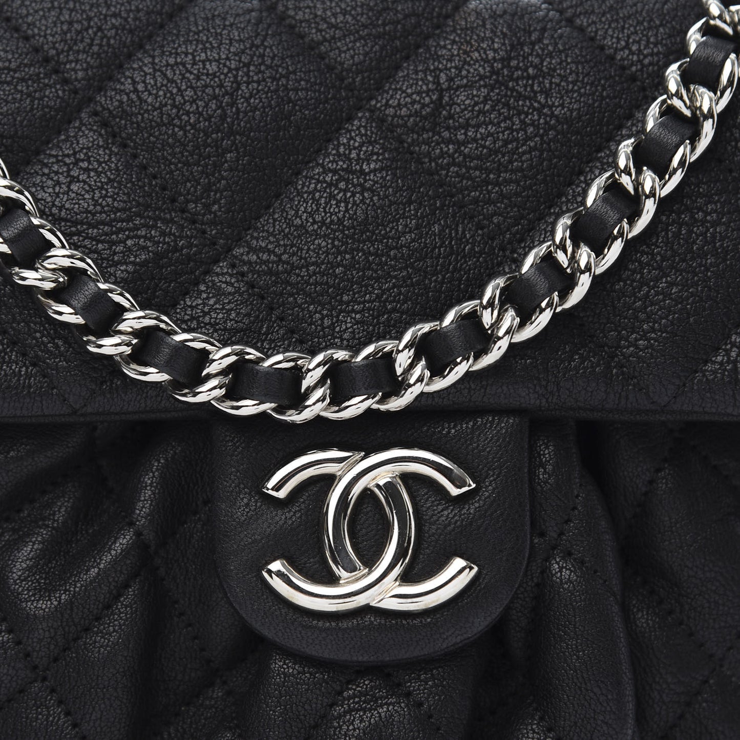 Crumpled Lambskin Quilted Medium Chain Around Messenger Black