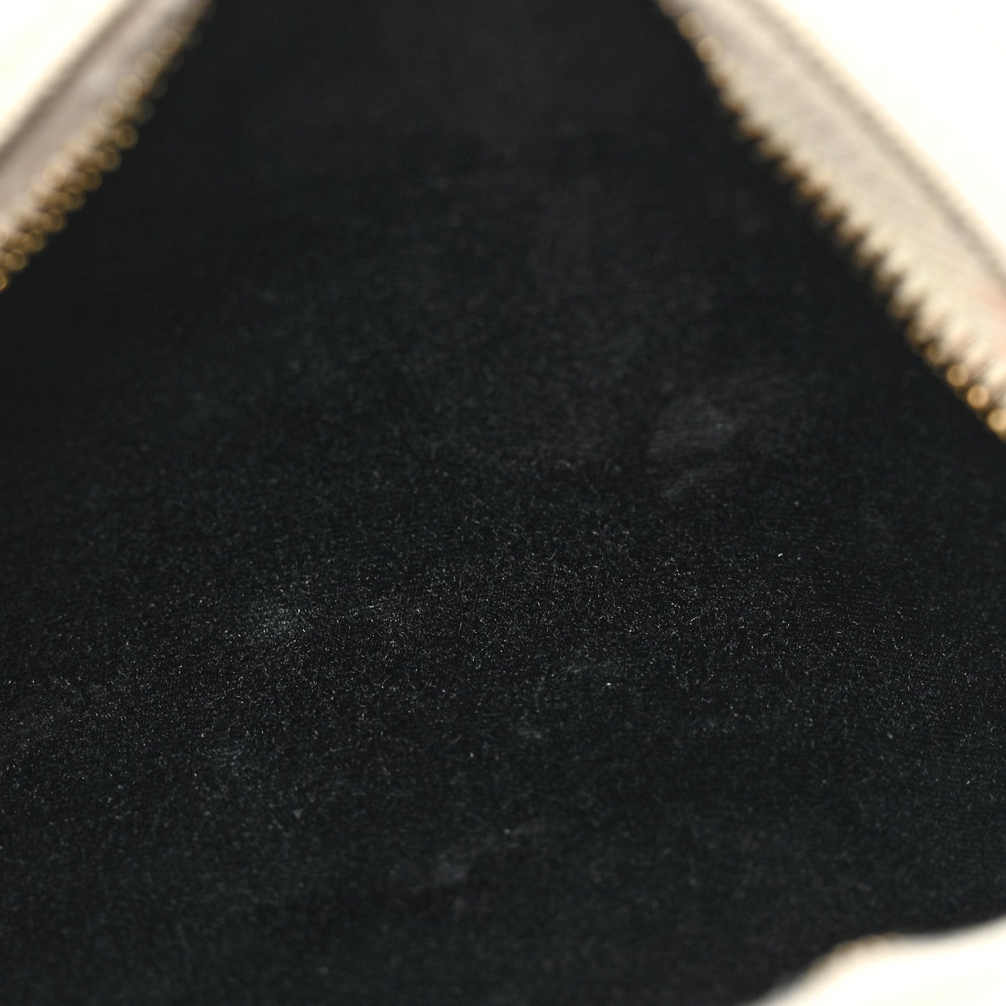 Grain De Poudre Matelasse Chevron Quilted Round Vinyle Camera Bag Crema Soft