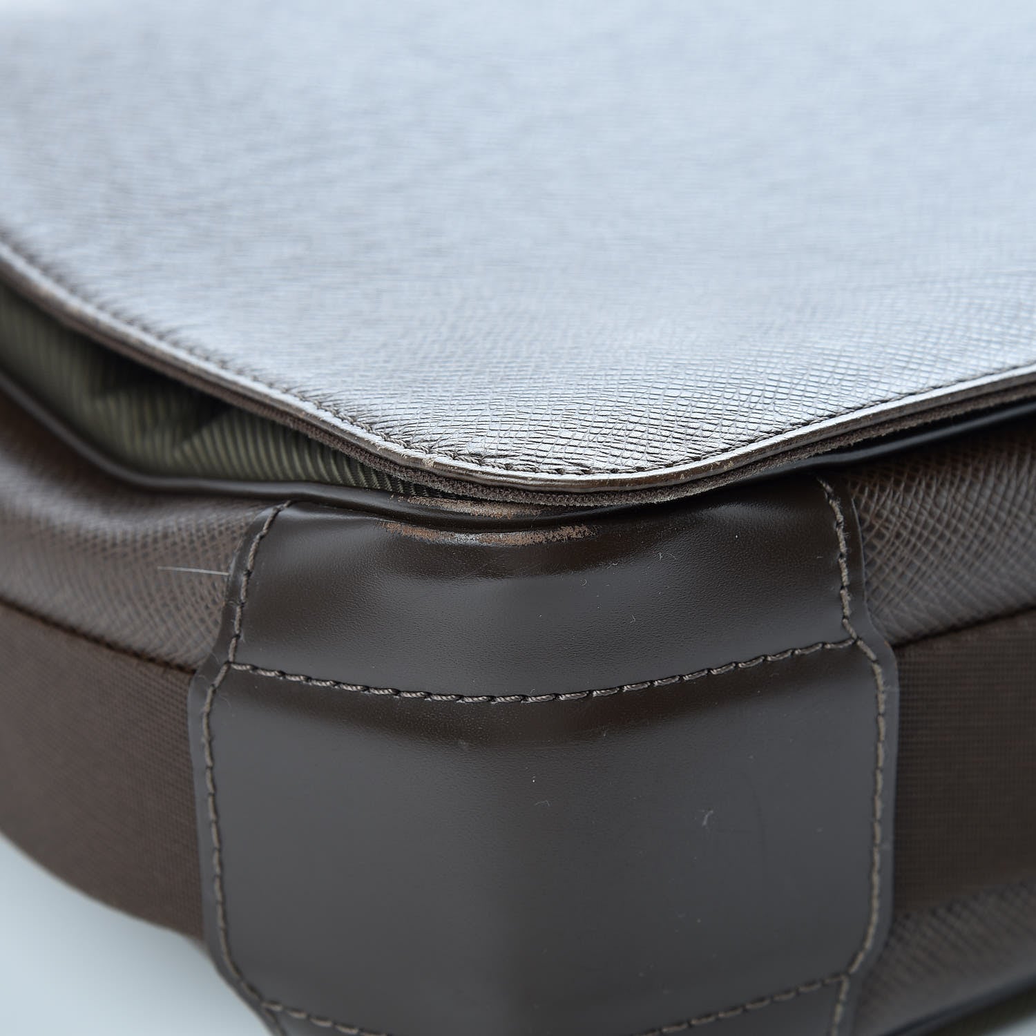 Louis Vuitton Taiga Viktor Messenger Bag Grizzli 13 of 18
