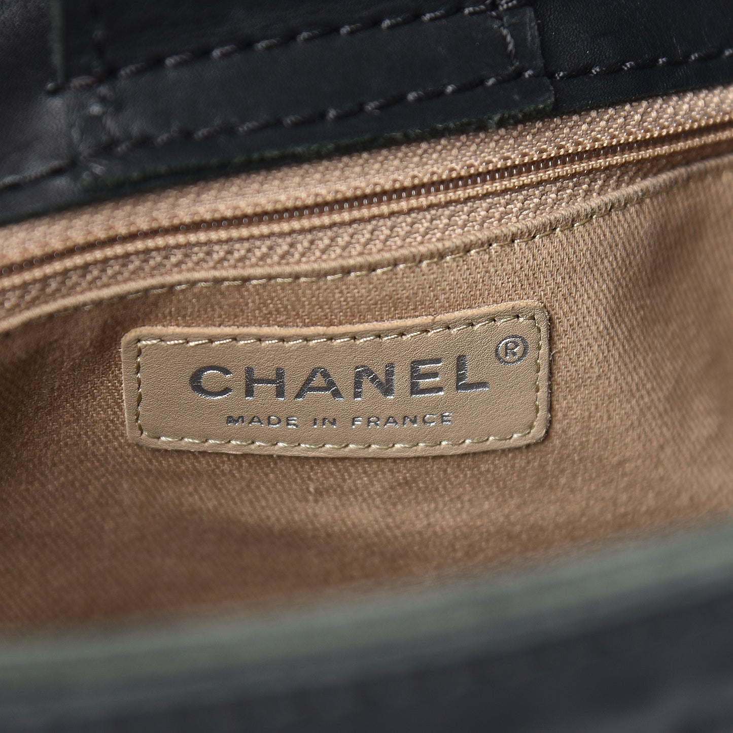 Calfskin Stitched Small Highlander Messenger Black