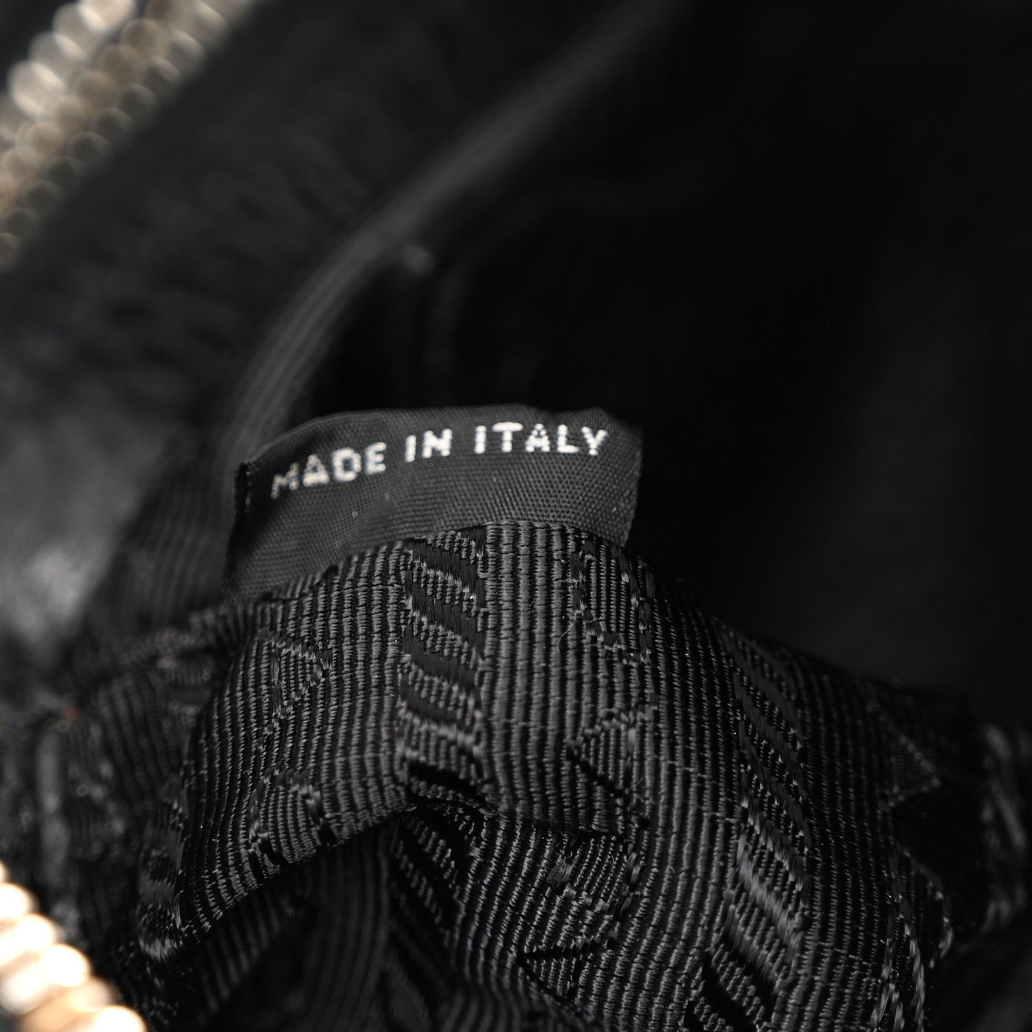 Vitello Daino Soft Zippered Shoulder Bag Black